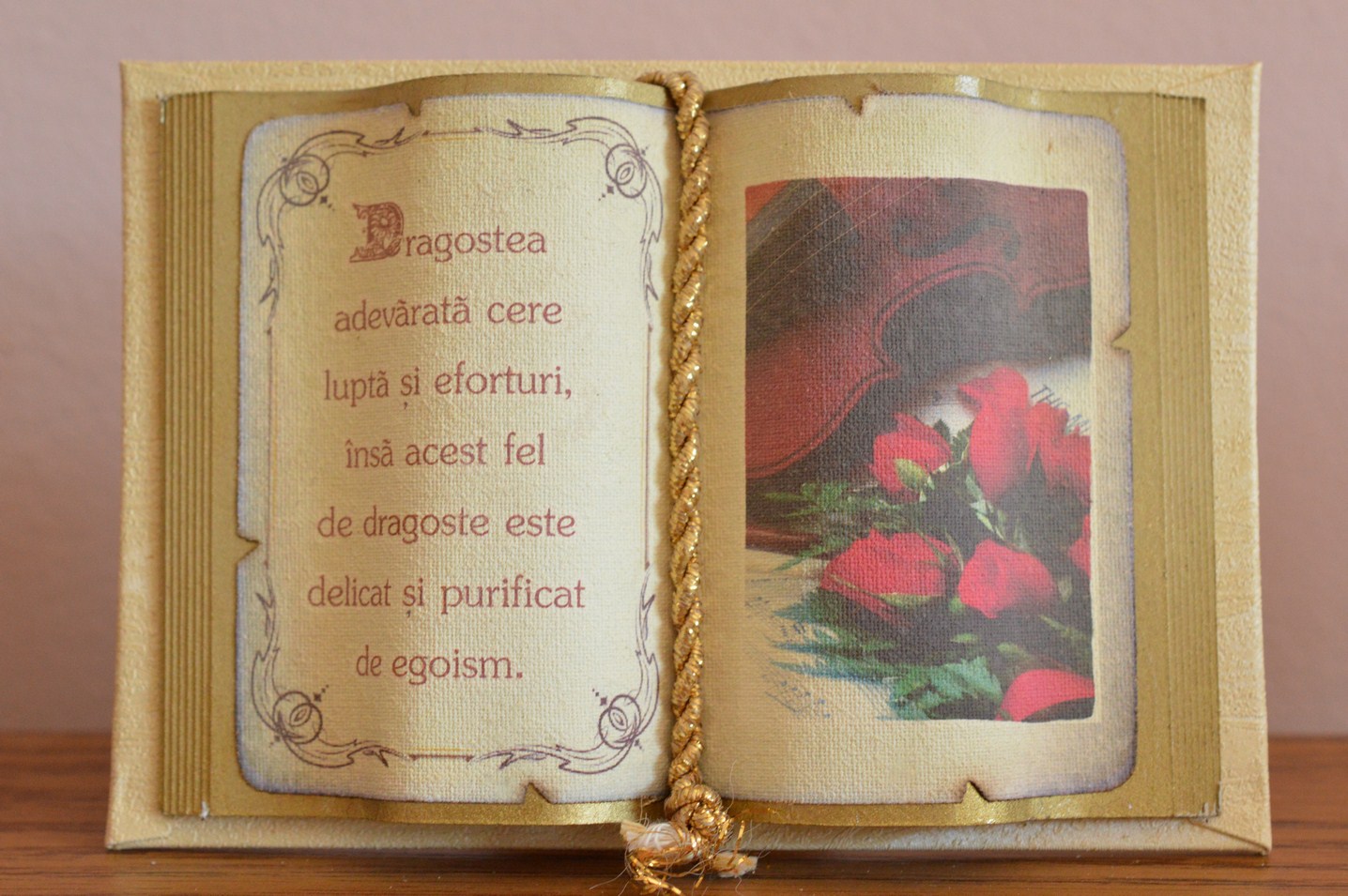 Carte decorativa - Dragostea adevarata cere lupta...(10x14 cm) Carte decorativa - Dragostea adevarata cere lupta...(10x14 cm)