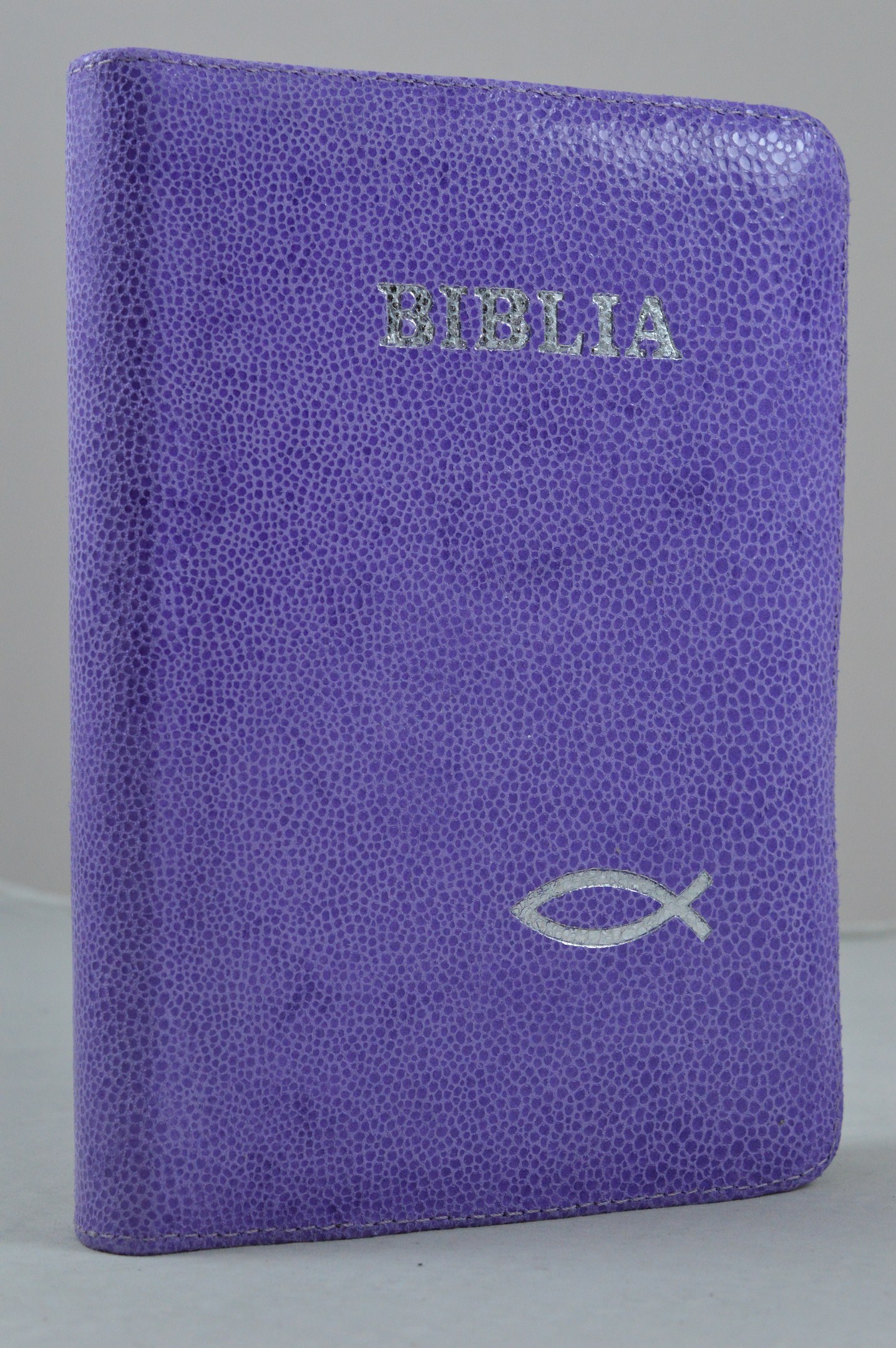 Biblie din piele, marime medie, mov, simbol peste, fermoar, index, margini argintii, cuv. lui Isus cu rosu [SB 057 PFI]