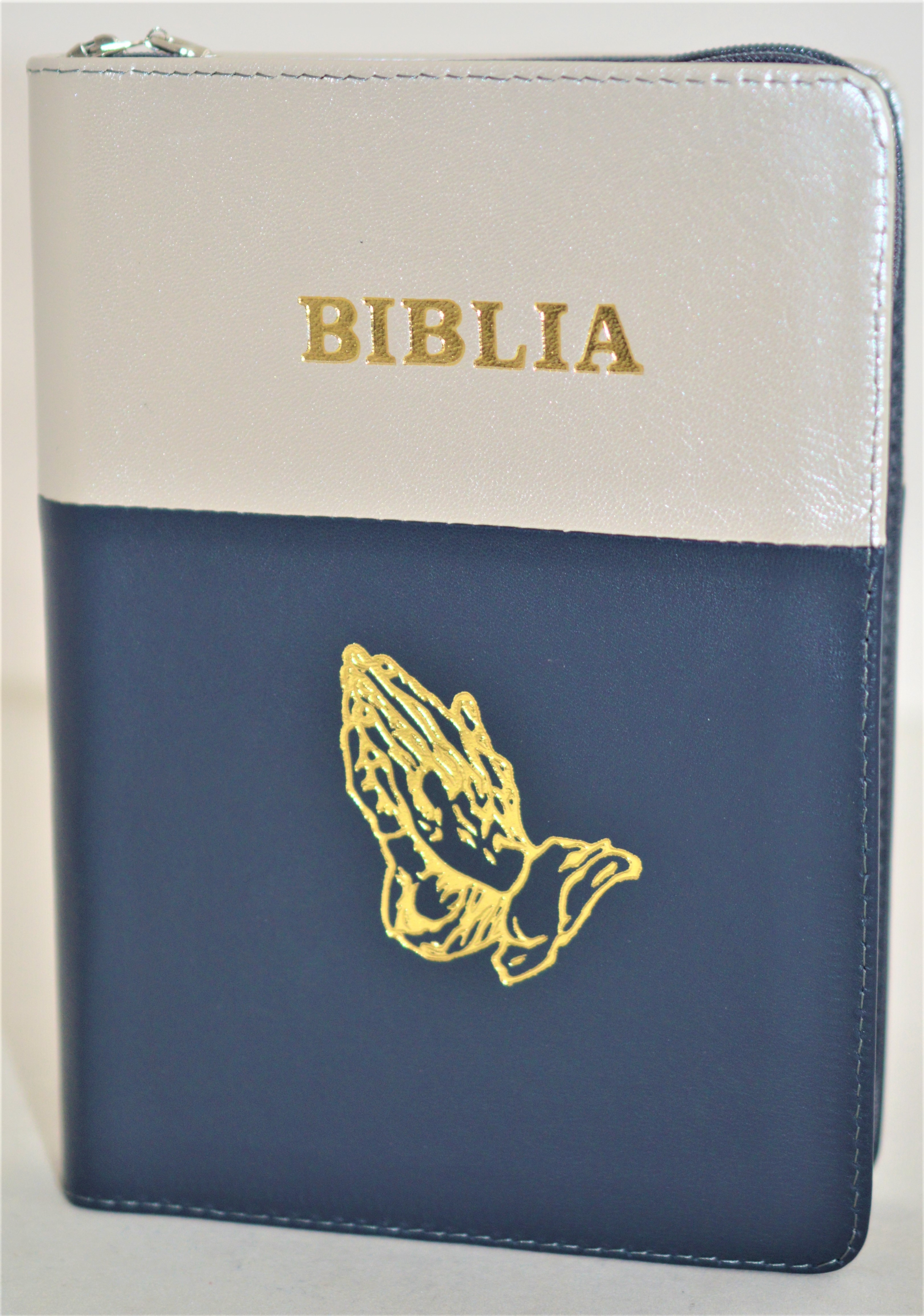 Biblie din piele, marime medie, culoare crem sidefat cu bleumarin, simbol maini in rugaciune, fermoar, index, margini aurii, [SB 057 PFI]