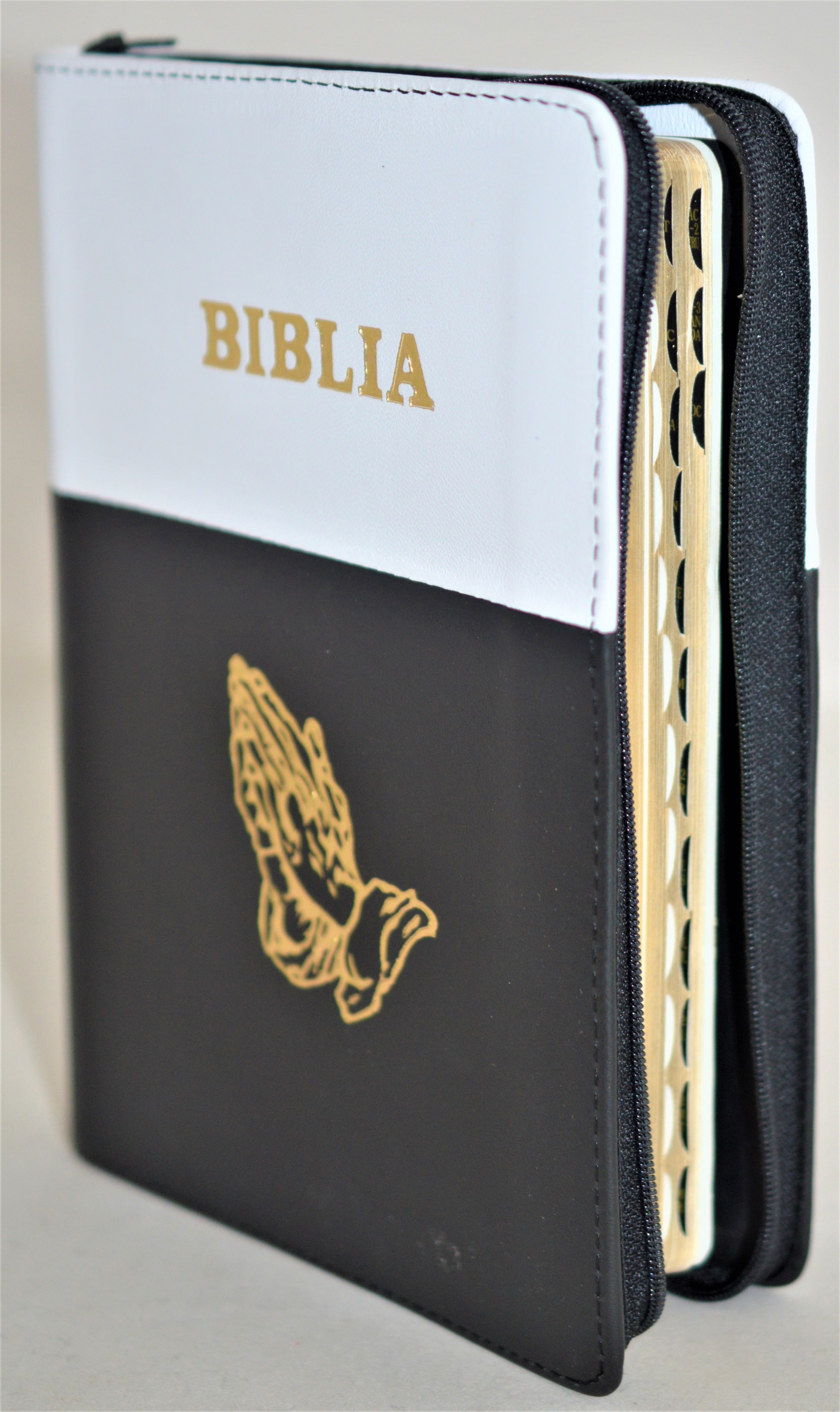 Biblie din piele, marime medie, culoare alb cu negru, simbol maini in rugaciune, fermoar, index, margini aurii, [SB 057 PFI]