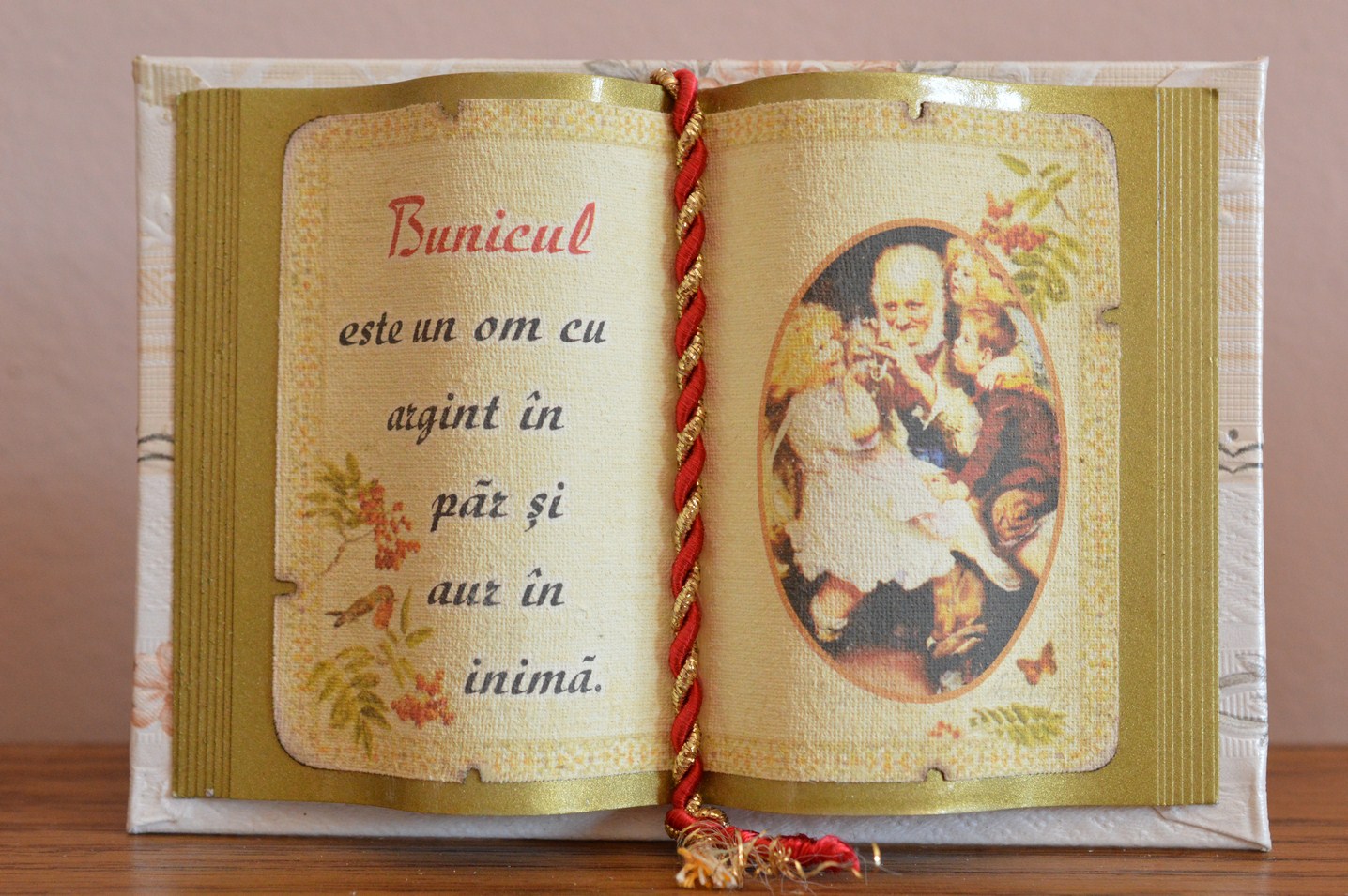 Carte decorativa - Bunicul este un om cu argint...(10x14 cm) Carte decorativa - Bunicul este un om cu argint...(10x14 cm)