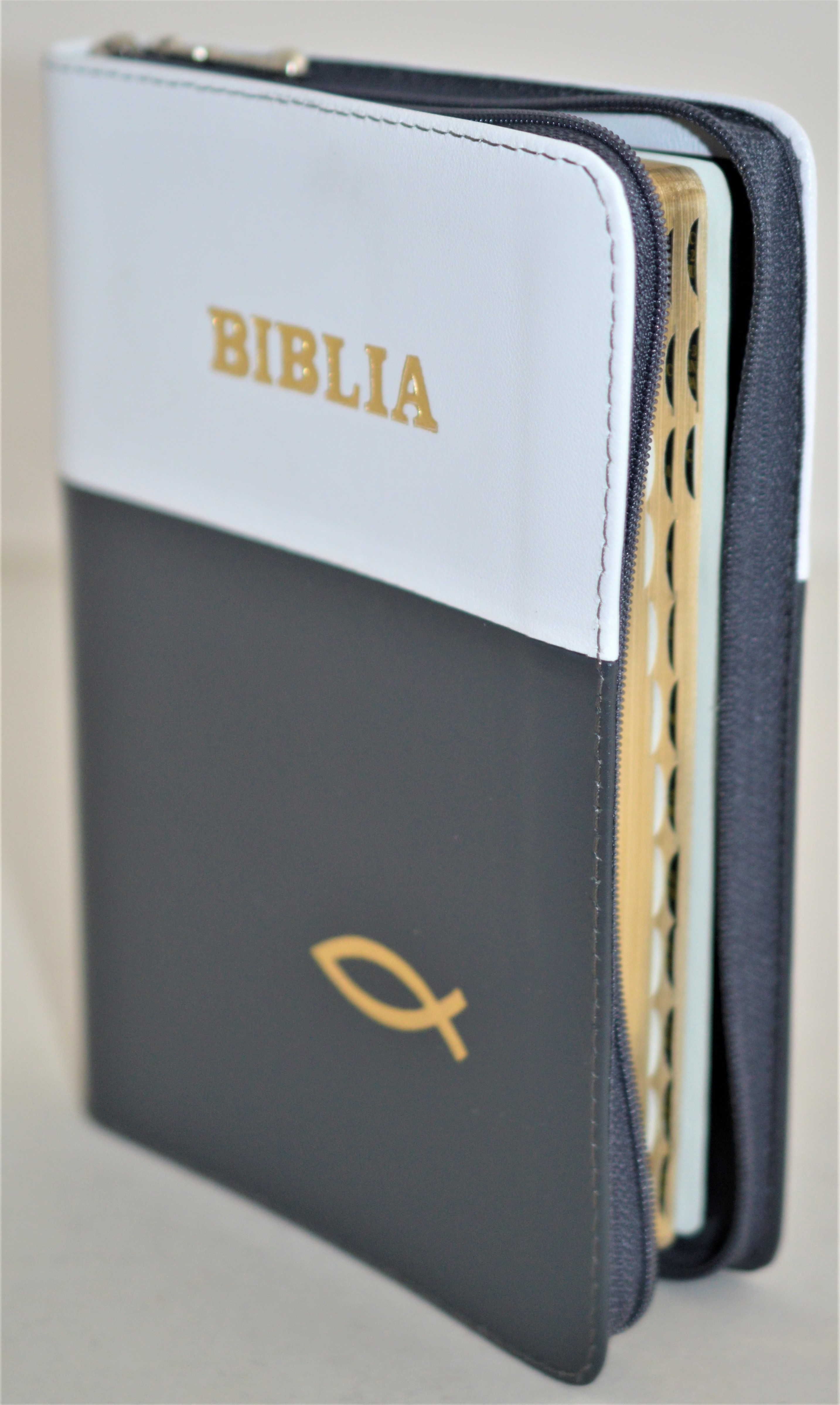 Biblie din piele, marime medie, culoare alb cu gri, simbol peste, fermoar, index, margini aurii, cuv. lui Isus cu rosu [SB 057 PFI]