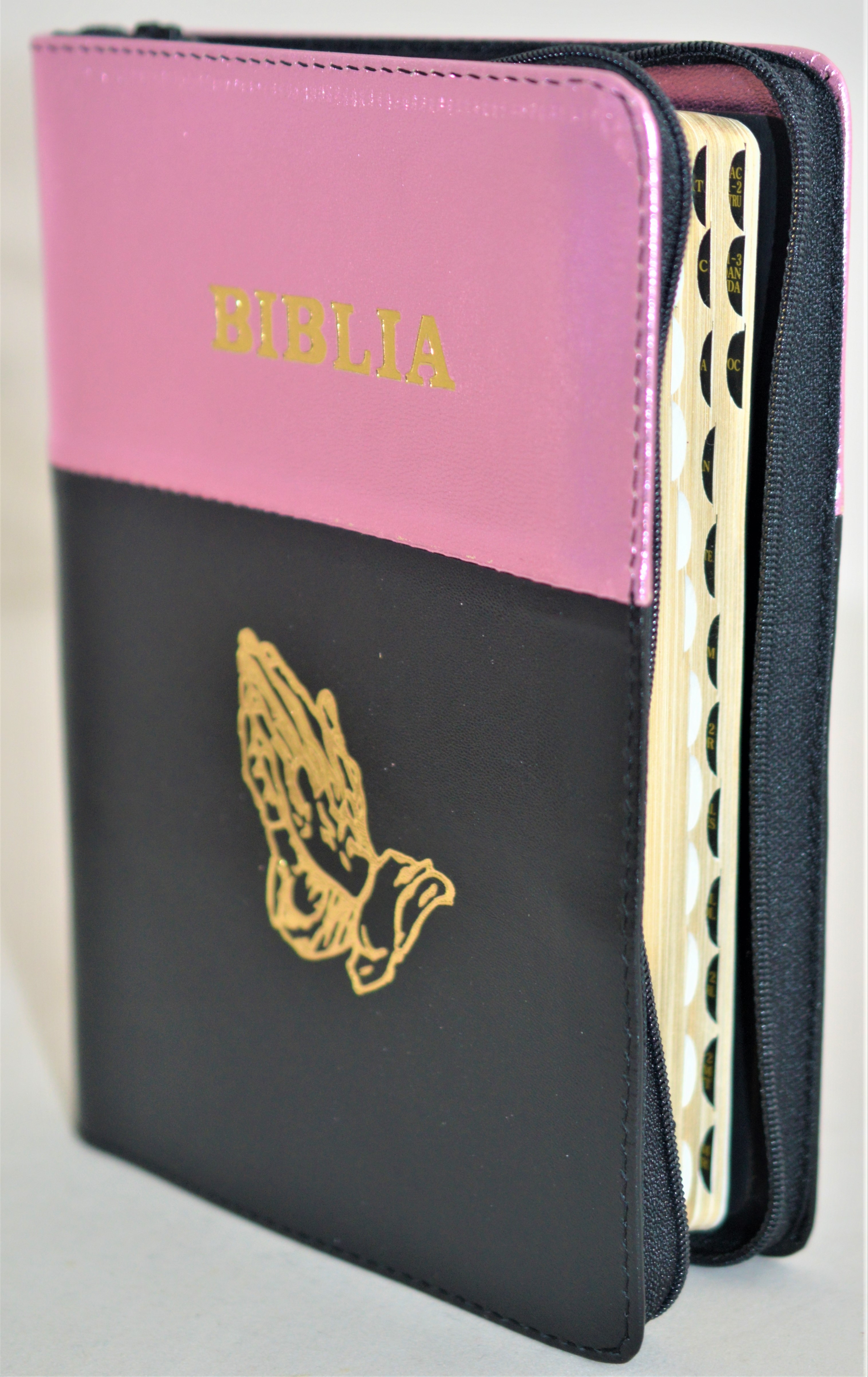 Biblie din piele, marime medie, culoare roz sidefat cu negru, simbol maini in rugaciune, fermoar, index, margini aurii, [SB 057 PFI]