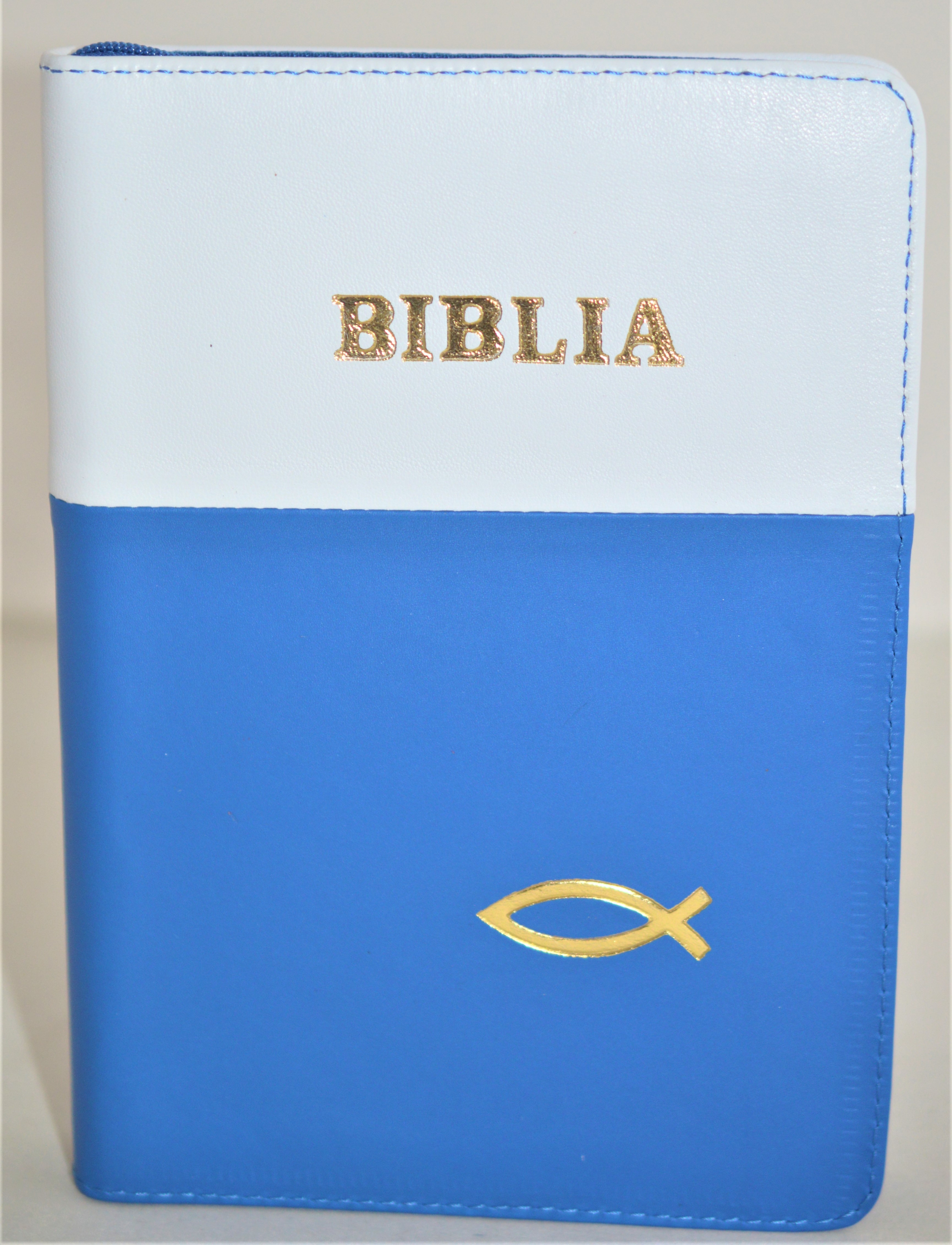 Biblie din piele, marime medie, culoare alb cu albastru, simbol peste, fermoar, index, margini aurii, cuv. lui Isus cu rosu [SB 057 PFI]