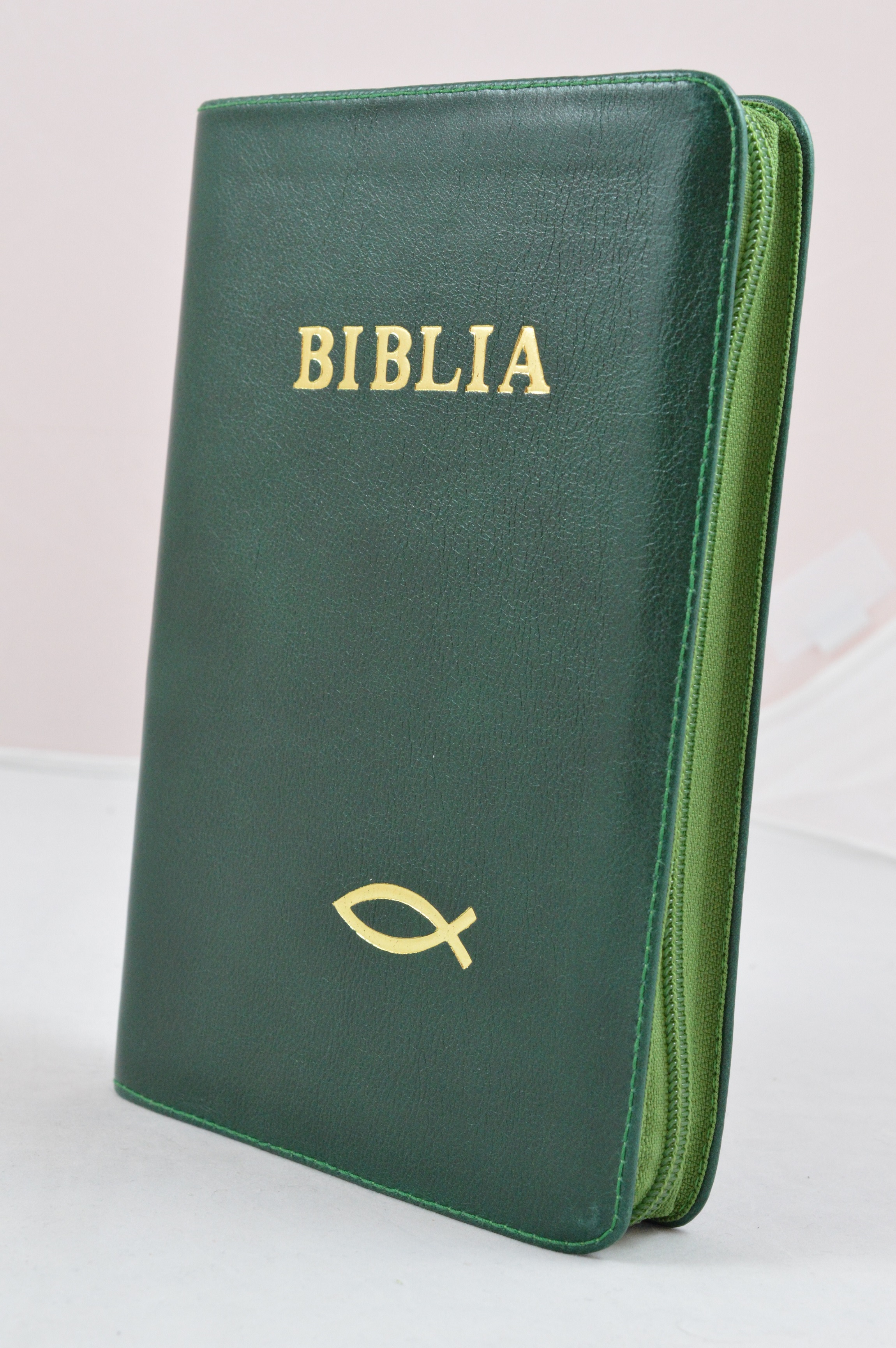 Biblia NTR (Noua Traducere) din piele verde, cu fermoar Biblia NTR (Noua Traducere) din piele verde, cu fermoar