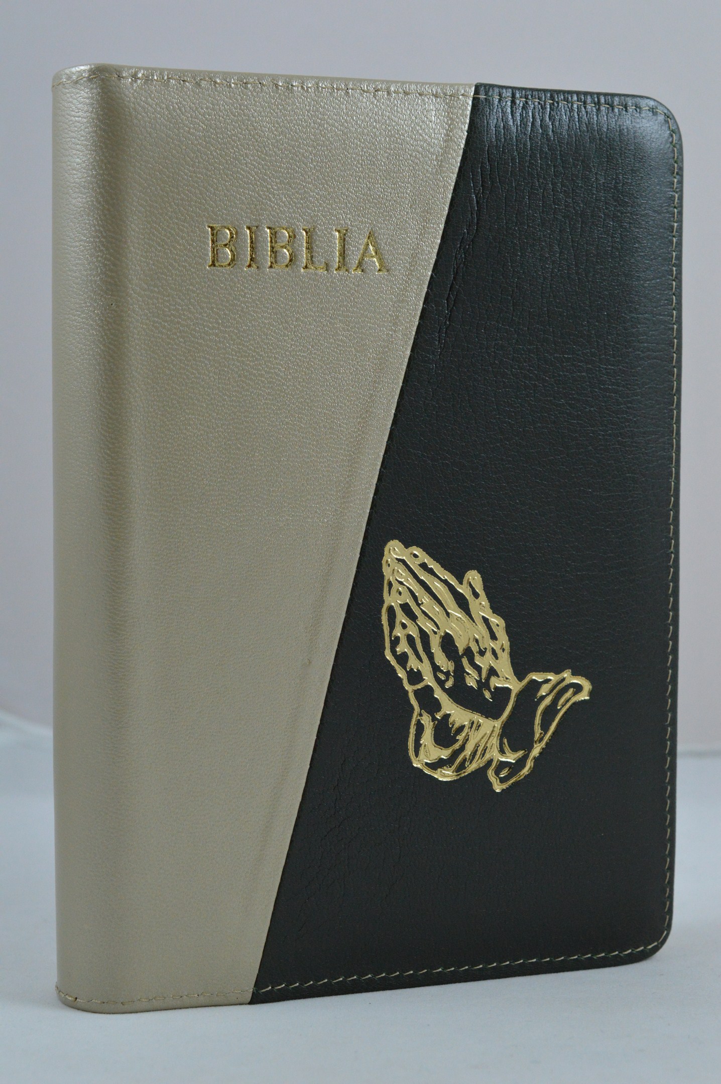 Biblia din piele, medie,bej cu kaki si cu maini, fermoar, aurita, cuv. lui Isus cu rosu [052]