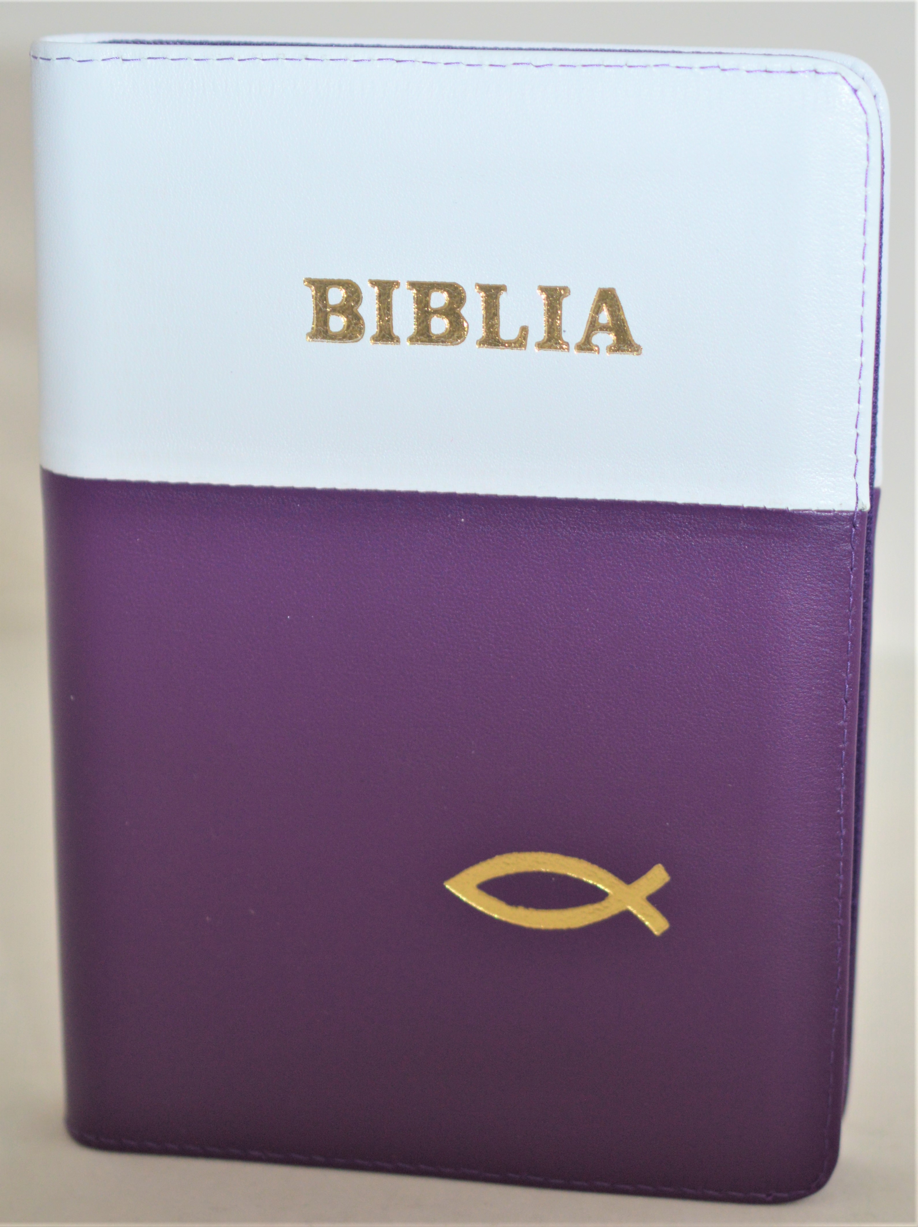 Biblie din piele, marime medie, culoare alb cu mov, simbol peste, fermoar, index, margini aurii, cuv. lui Isus cu rosu [SB 057 PFI]