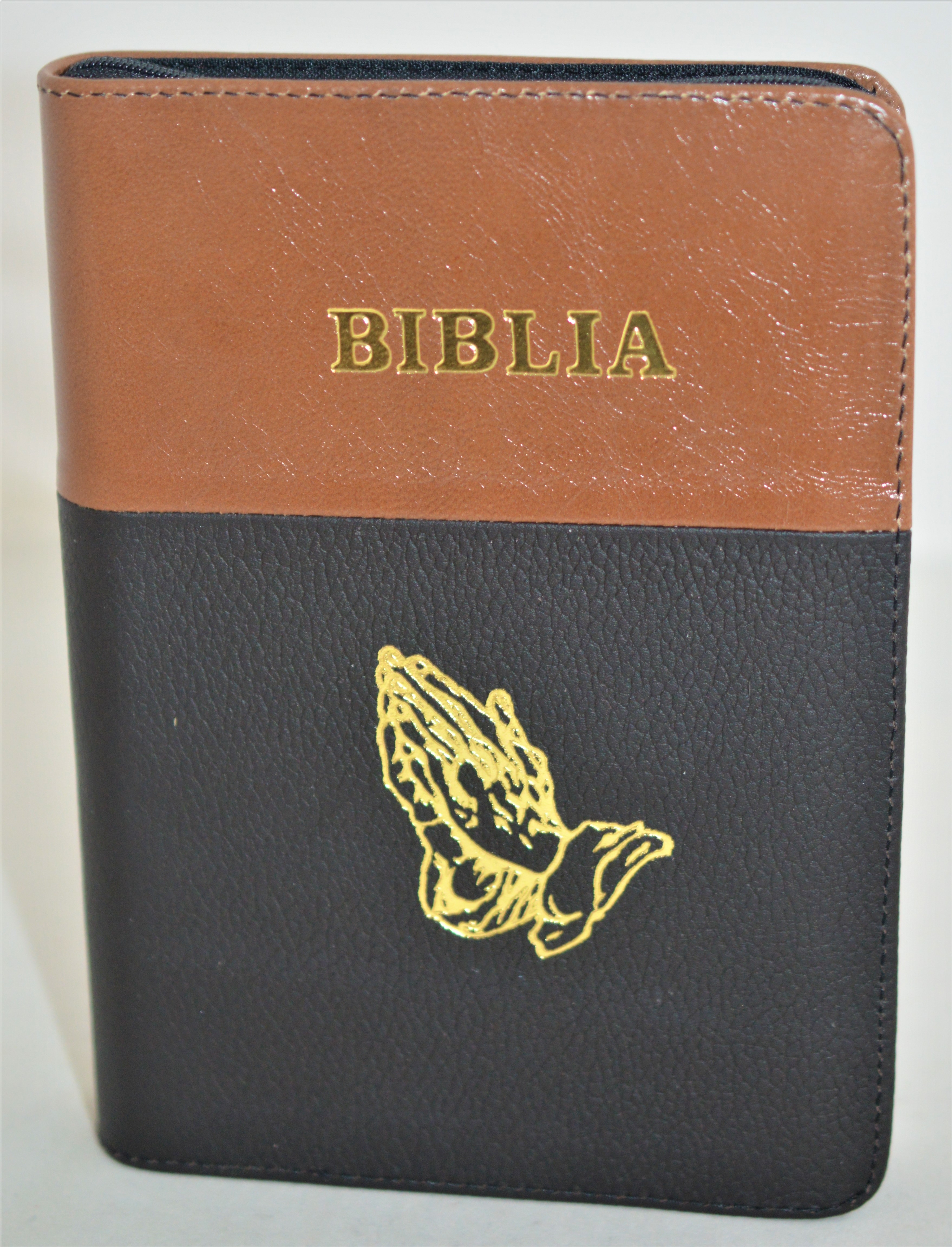 Biblie din piele, marime medie, culoare maro cu maro inchis, simbol maini in rugaciune, fermoar, index, margini aurii, [SB 057 PFI]
