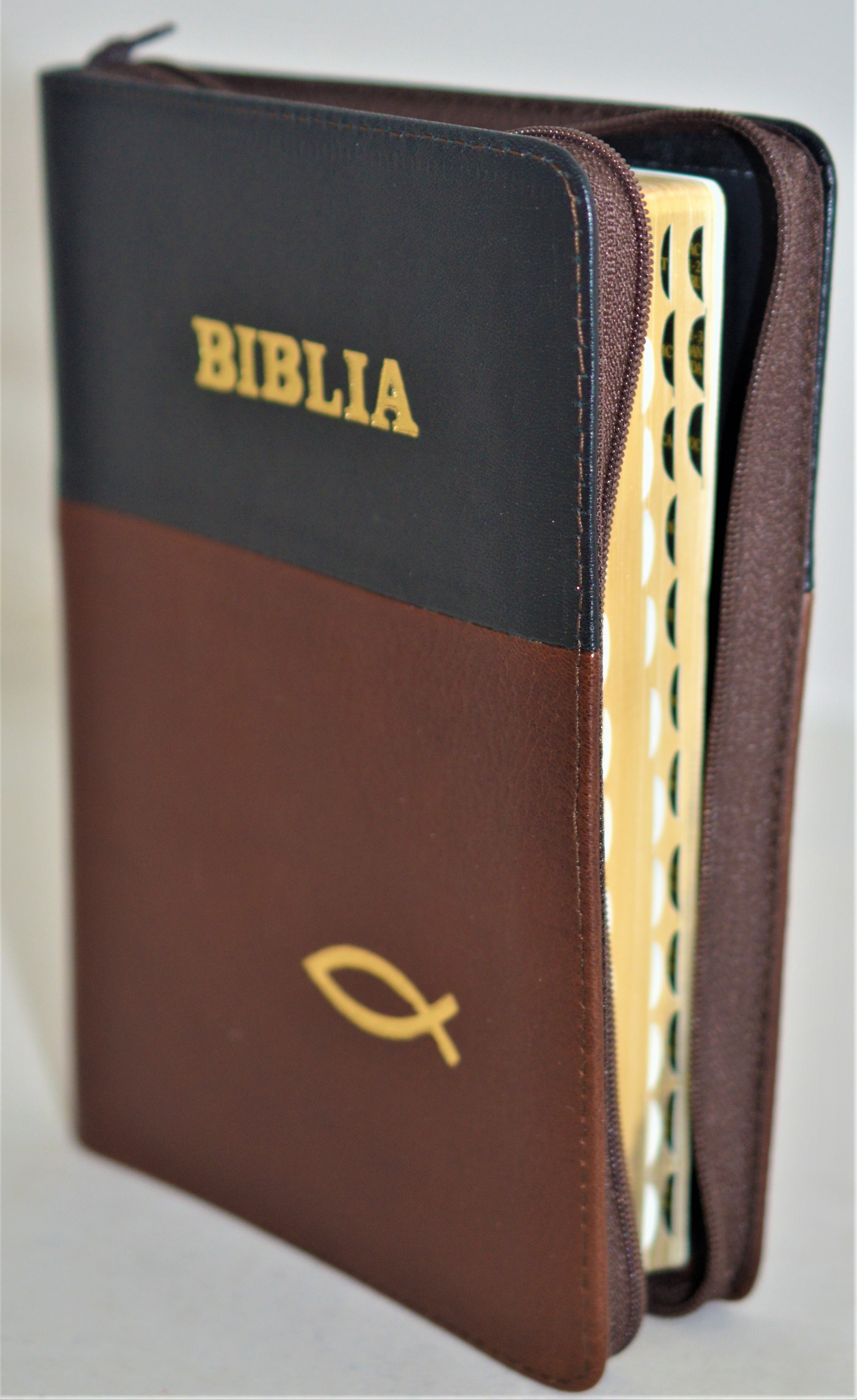 Biblie din piele, marime medie, culoare maro inchis cu maro, simbol peste, fermoar, index, margini aurii, cuv. lui Isus cu rosu [SB 057 PFI]