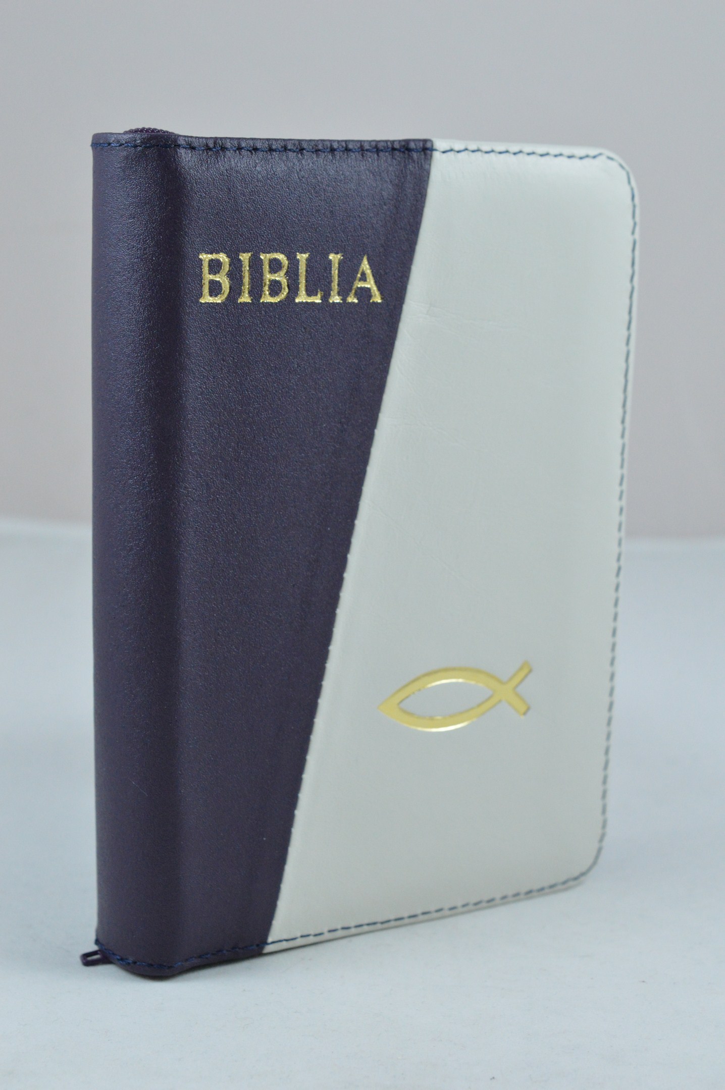 Biblie din piele, dimensiune mica, negru cu alb, fermoar, simbol peste, cuv. lui Isus in rosu [043 A]