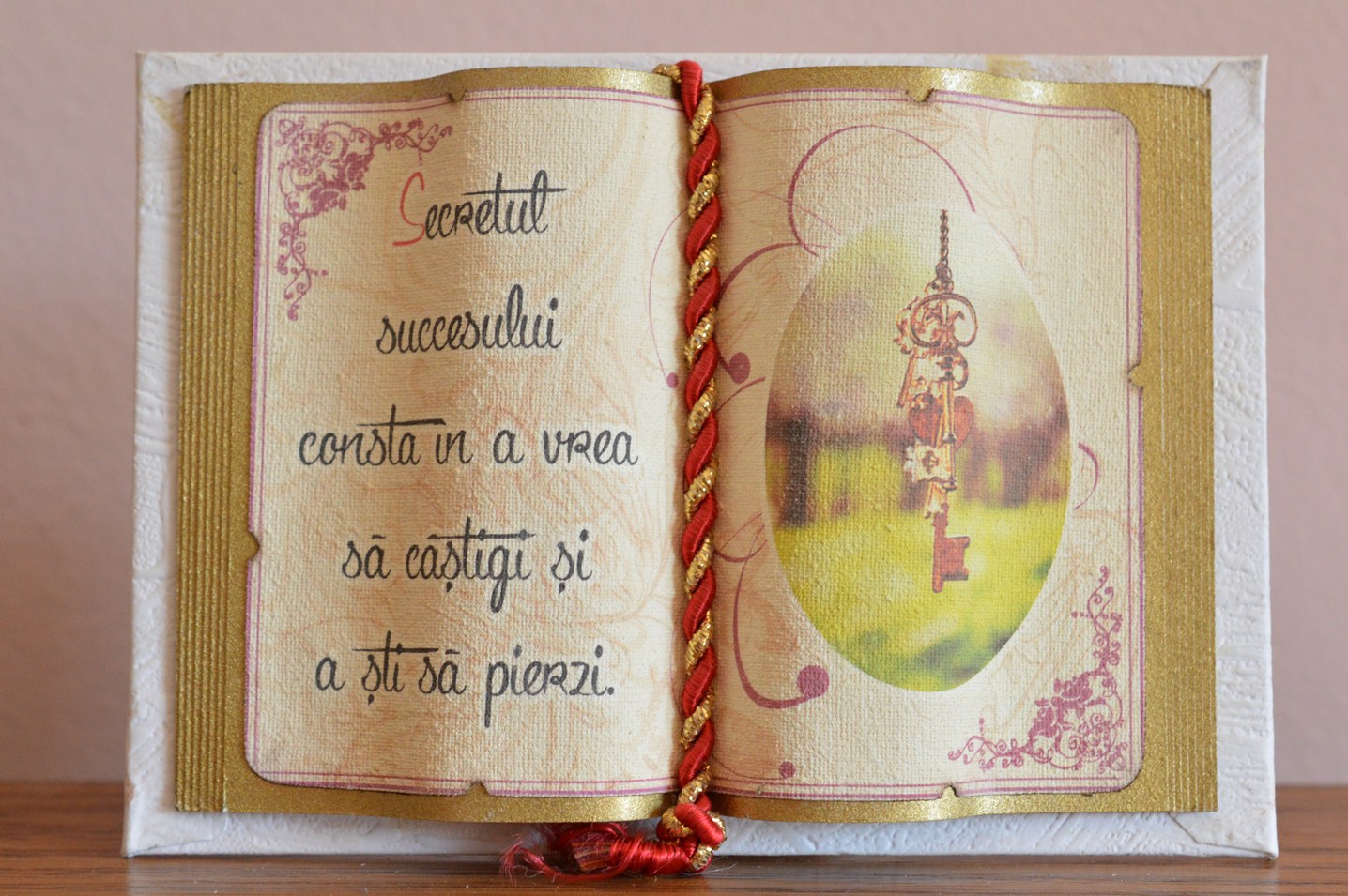 Carte decorativa - Secretul succesului consta in a vrea ...(10x14 cm) Carte decorativa - Secretul succesului consta in a vrea ...(10x14 cm)