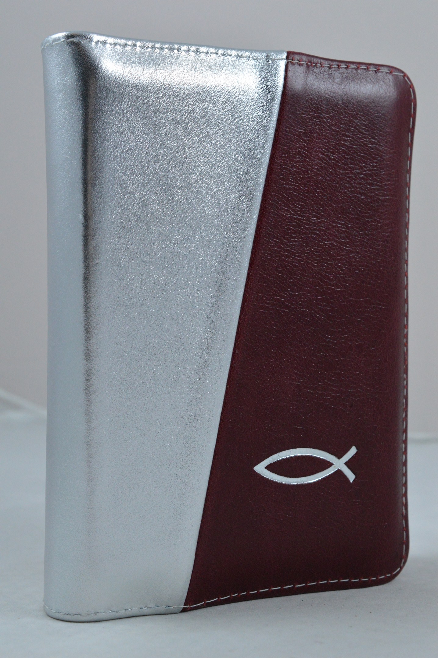 Biblie din piele, dimensiune, gri metalizat/visiniu , fermoar, simbol peste, cuv. lui Isus in rosu [043 A]