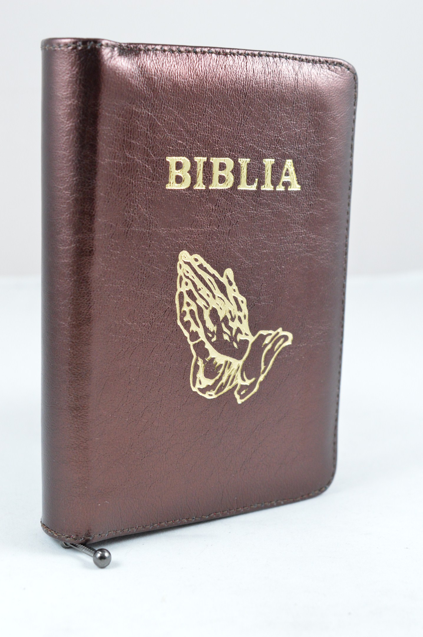 Biblie din piele, dimensiune mica, maro inchis sidefat, fermoar, simbol maini in rugaciune, cuv. lui Isus in rosu [043 A]
