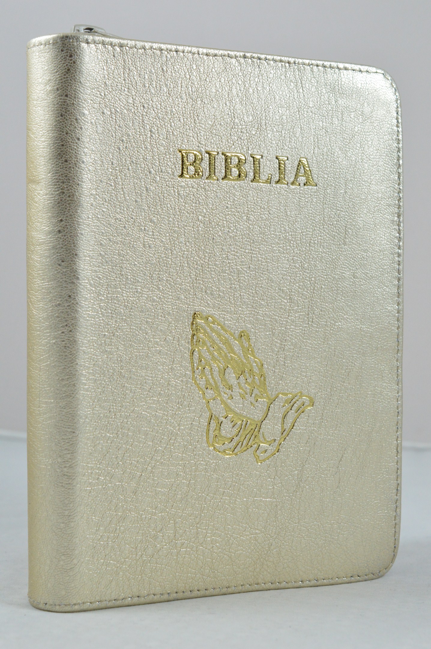 Biblia marime medie, piele, culoare auriu deschis, fermoar, cu maini in ruga, cuv. lui Isus cu rosu [053]