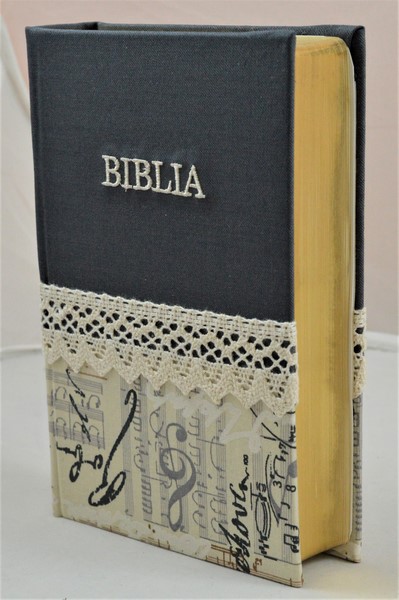 Biblia handmade, marime medie, coperta cartonata textila, gri cu motiv muzical, margini aurii [SI 052 HM]