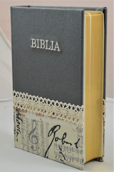 Biblia handmade, marime medie, coperta cartonata textila, gri cu motiv muzical, margini aurii [SI 052 HM]