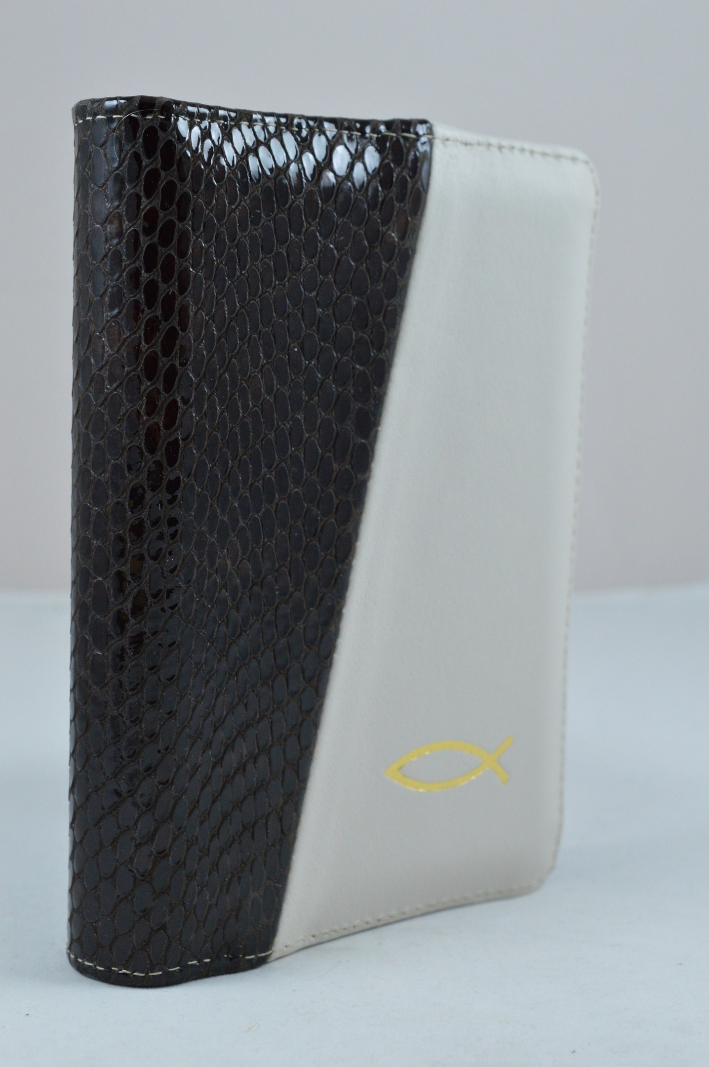 Biblie din piele, dimensiune mica, maro inchis lucios cu alb crem, fermoar, simbol peste, cuv. lui Isus in rosu [043 A]