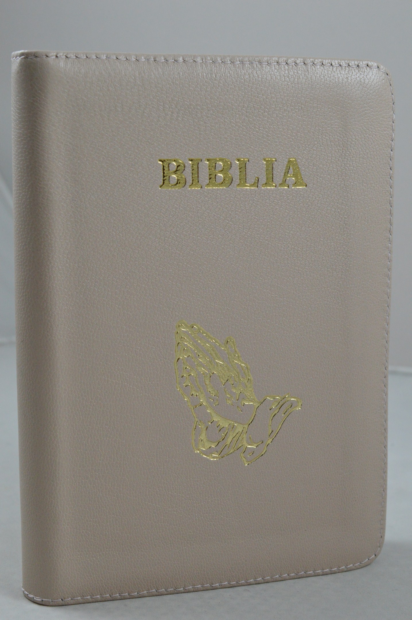 Biblia marime medie, piele, culoare  cappuccino, fermoar, cu maini in ruga, cuv. lui Isus cu rosu [053]