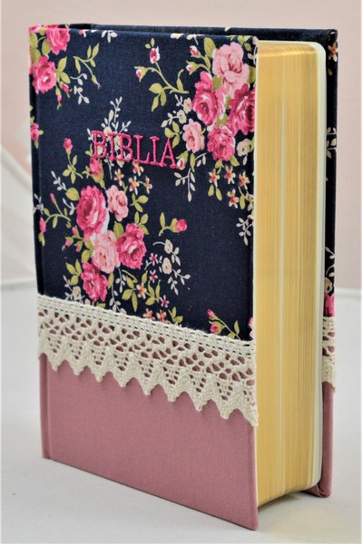 Biblia handmade, marime medie, coperta cartonata textila,roz cu motiv floral, margini aurii [SI 052 HM]