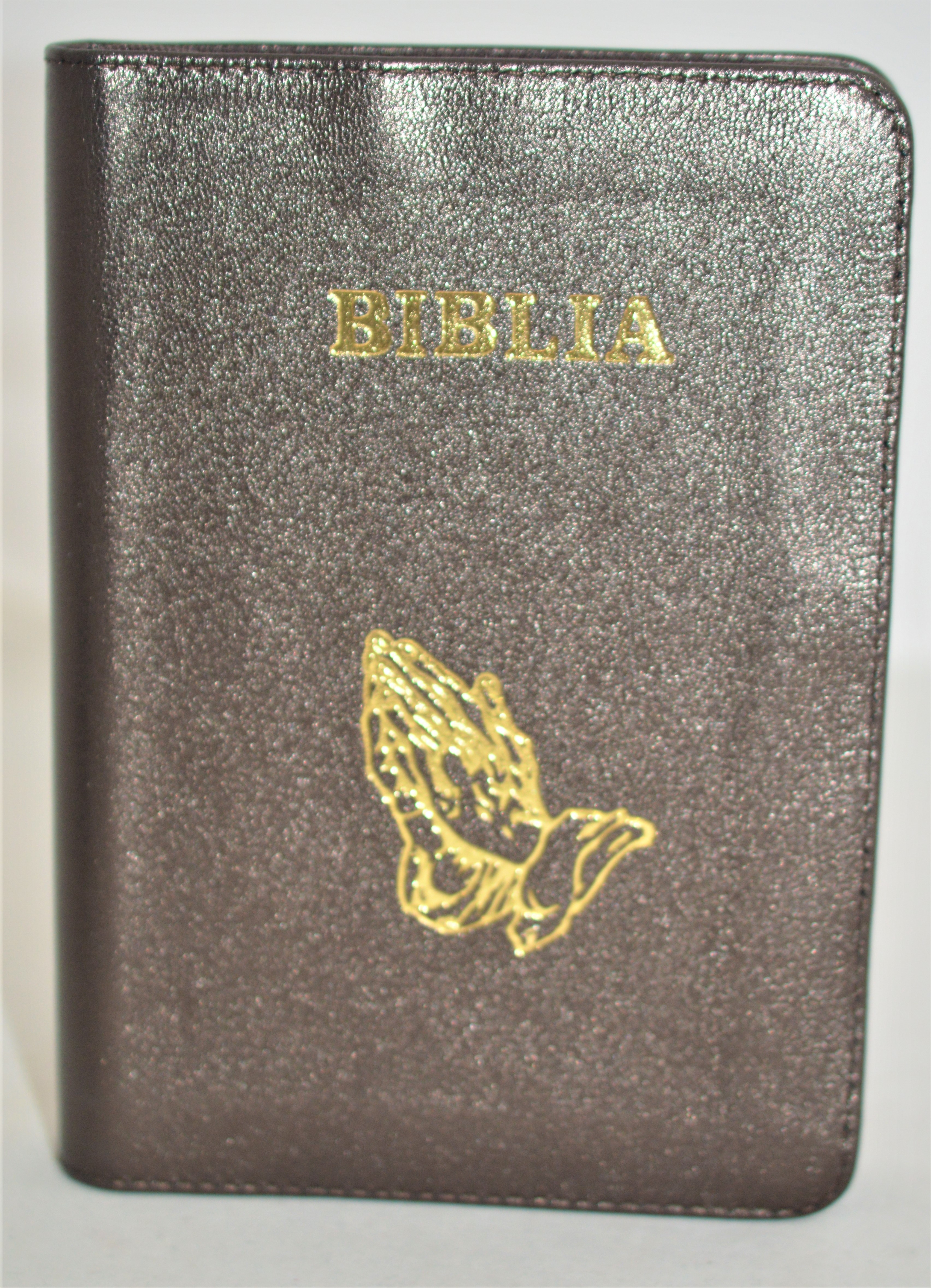 Biblie din piele, marime medie, culoare maro sidefat, simbol maini in rugaciune, fermoar, index, margini aurii, [SB 057 PFI]