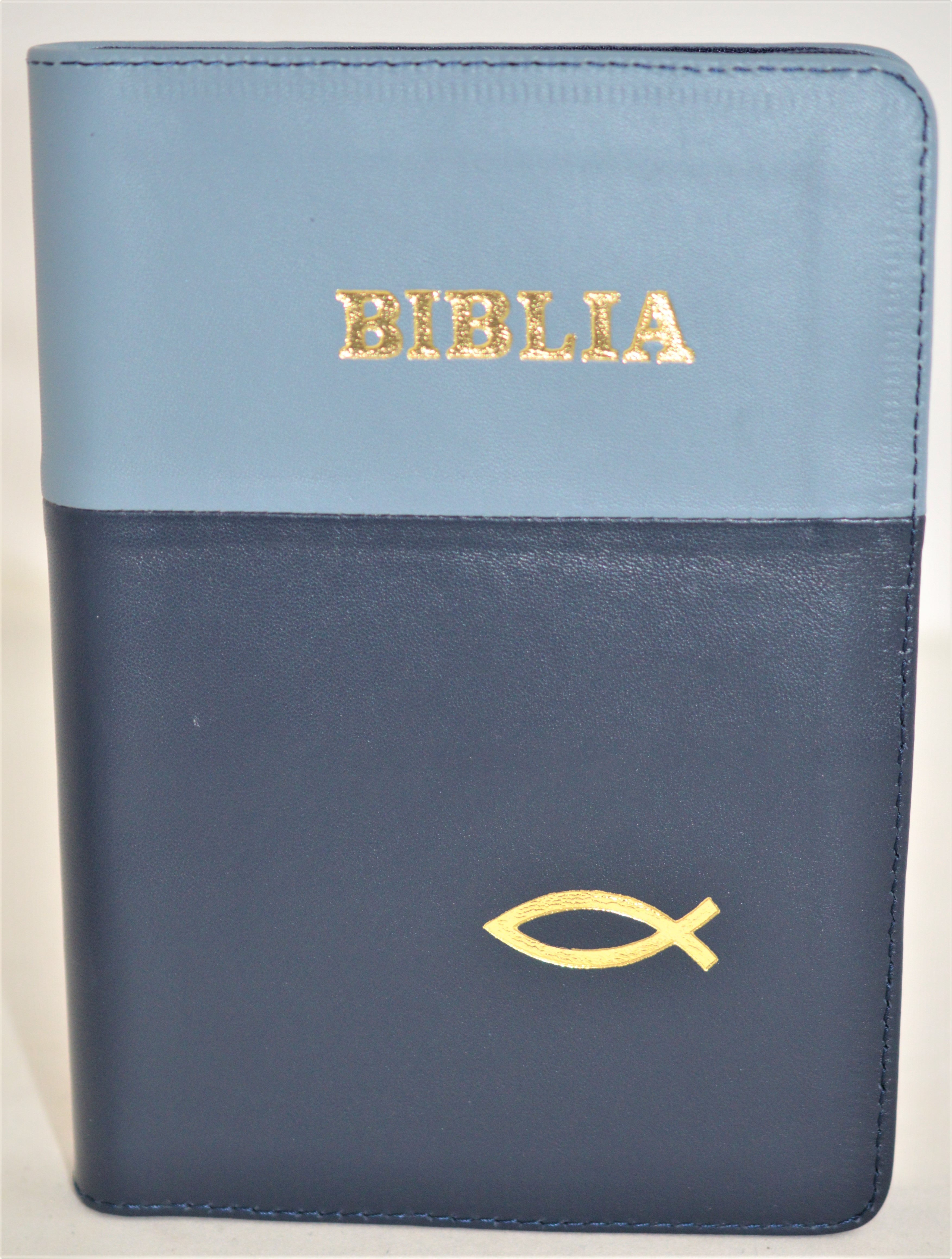 Biblie din piele, marime medie, culoare albastru celadon cu bleumarin, simbol peste, fermoar, index, margini aurii, cuv. lui Isus cu rosu [SB 057 PFI]