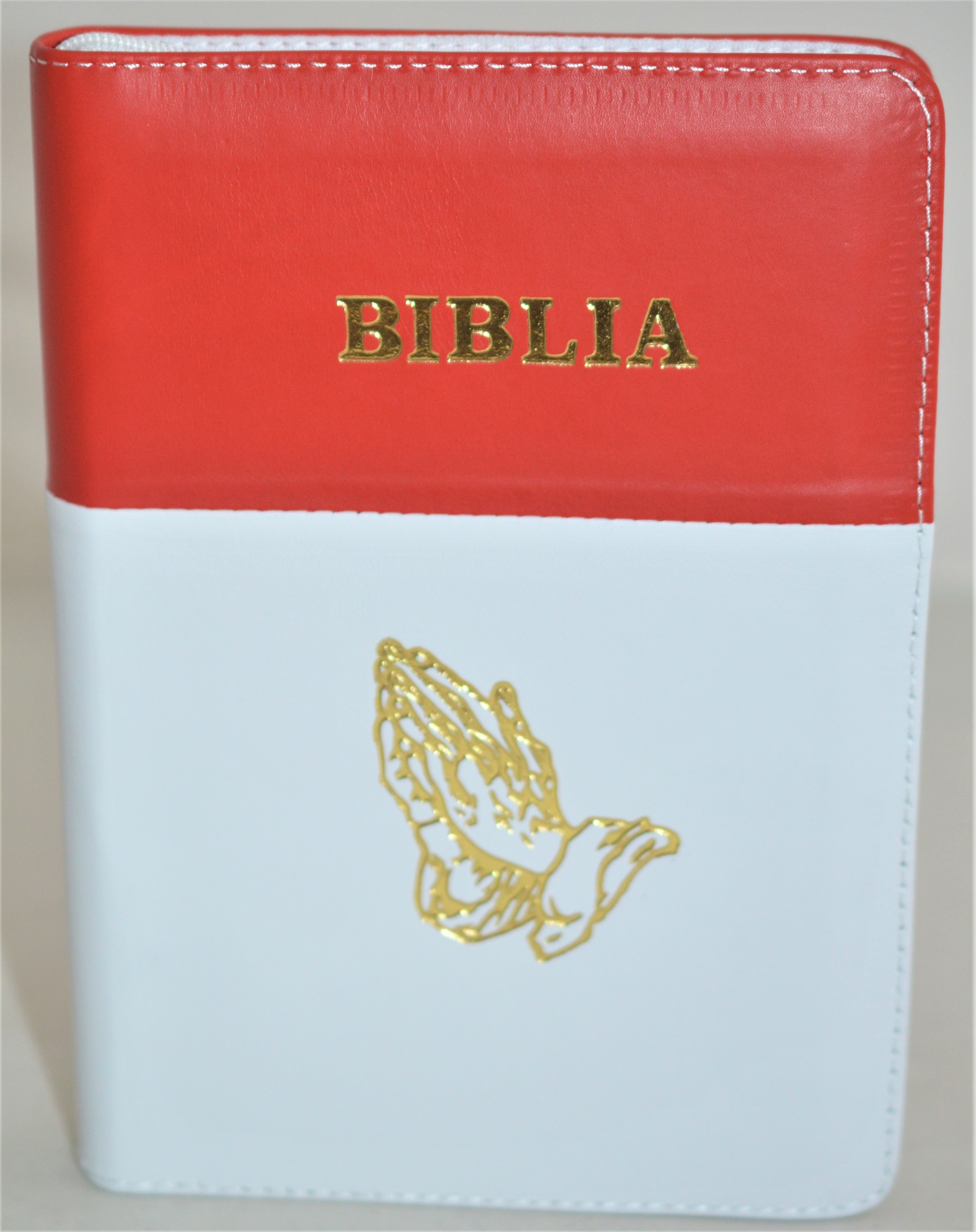 Biblie din piele, marime medie, culoare rosu cu alb, simbol maini in rugaciune, fermoar, index, margini aurii, cuv. lui Isus cu rosu [SB 057 PFI]