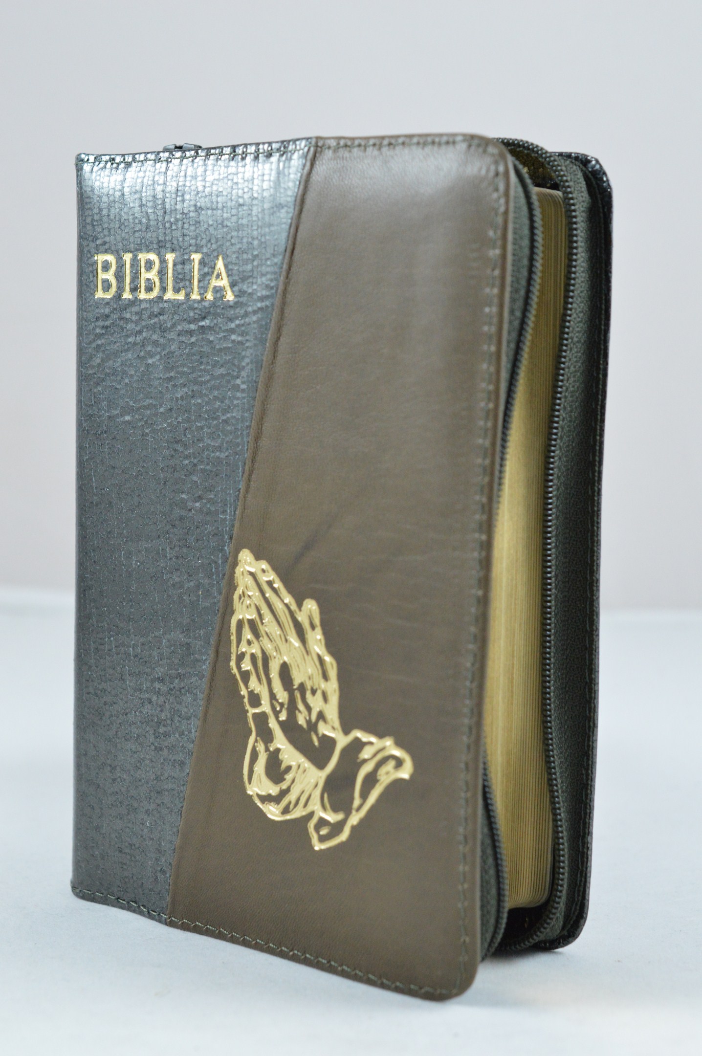 Biblie din piele, dimensiune mica, vernil lucios cu maro, fermoar, simbol maini in rugaciune cuv. lui Isus in rosu [043 A]