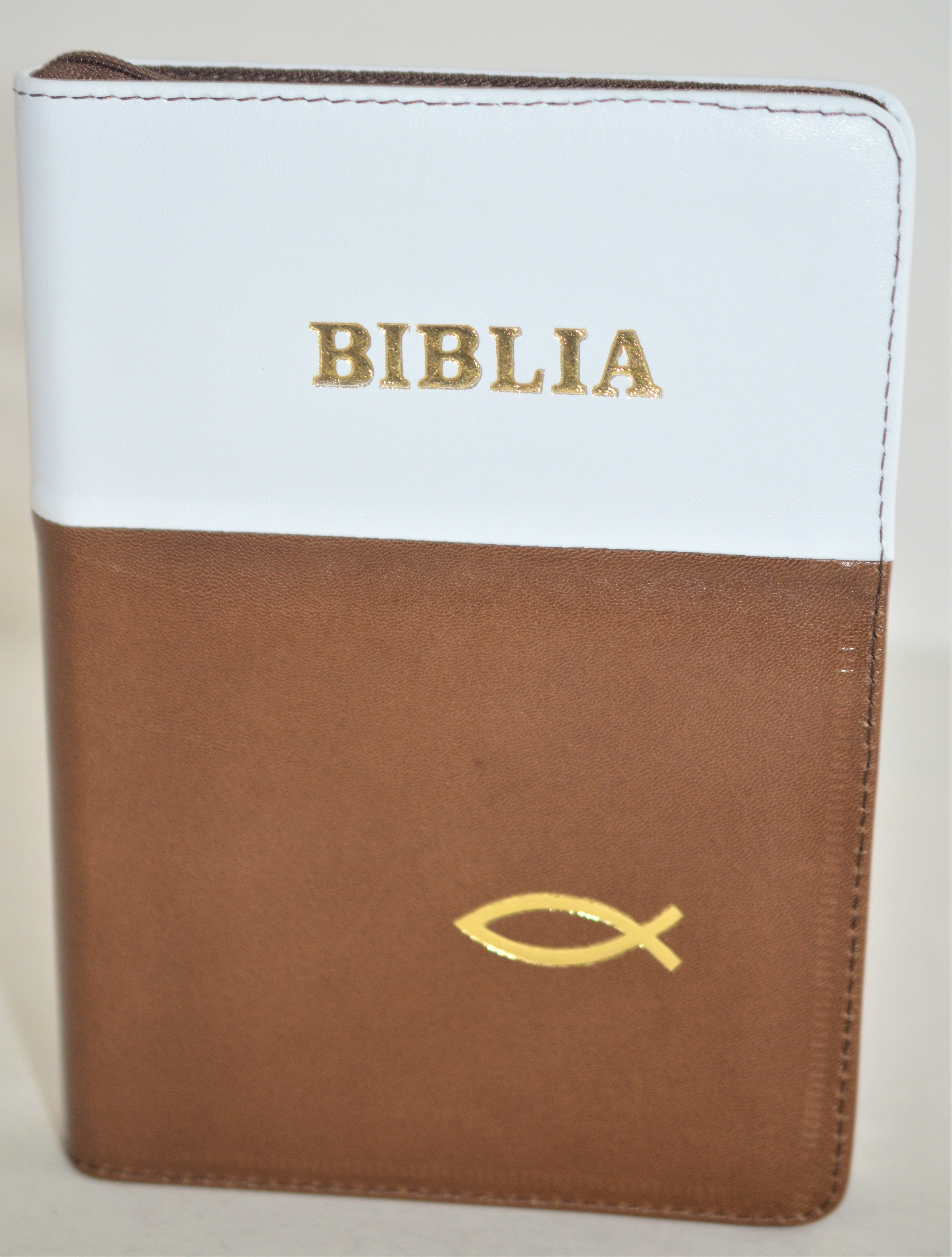 Biblie din piele, marime medie, culoare alb cu maro, simbol peste, fermoar, index, margini aurii, cuv. lui Isus cu rosu [SB 057 PFI]