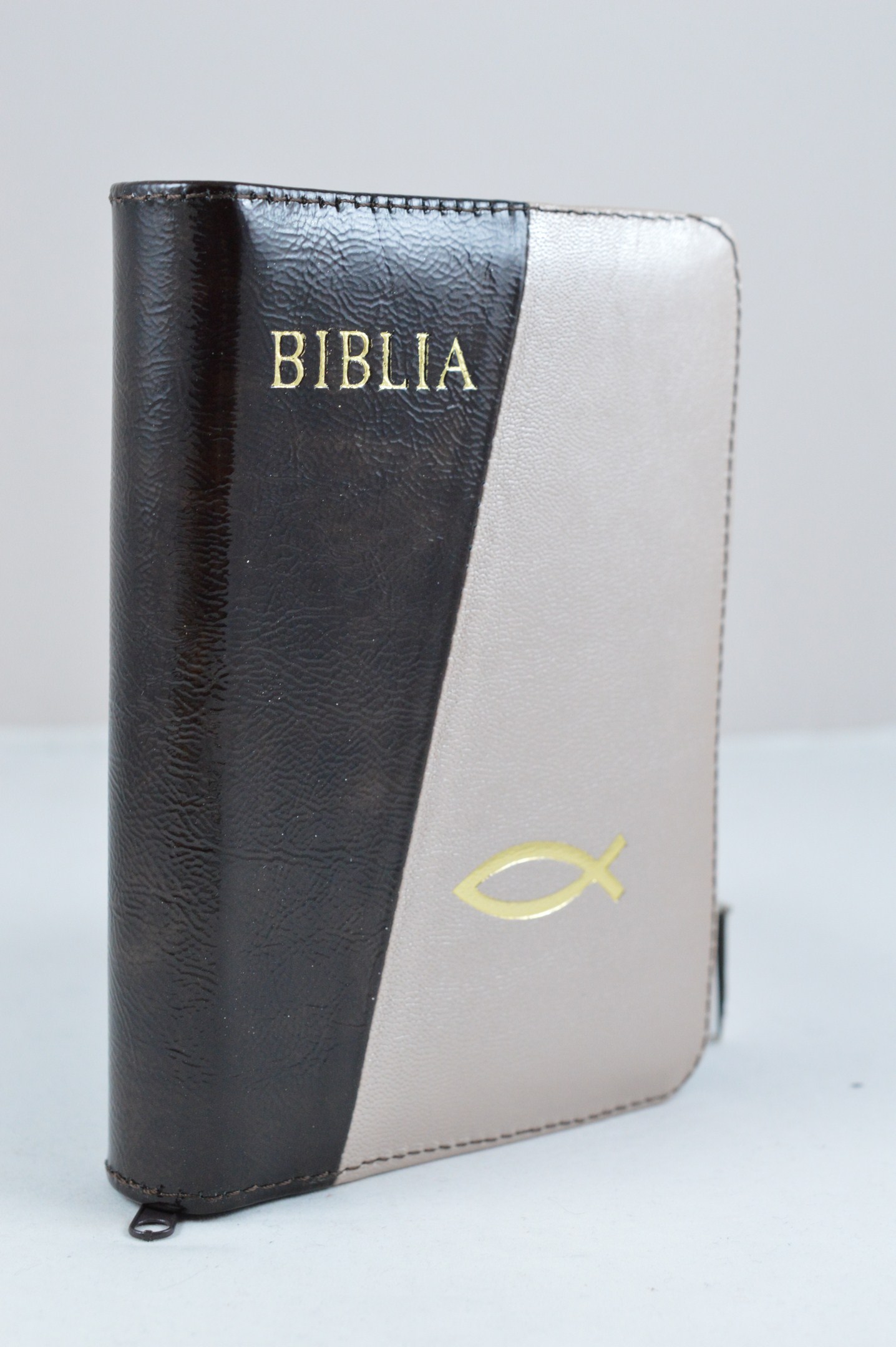 Biblie din piele, dimensiune mica, negru cu alb sidefat, fermoar, simbol peste, cuv. lui Isus in rosu [043 A]