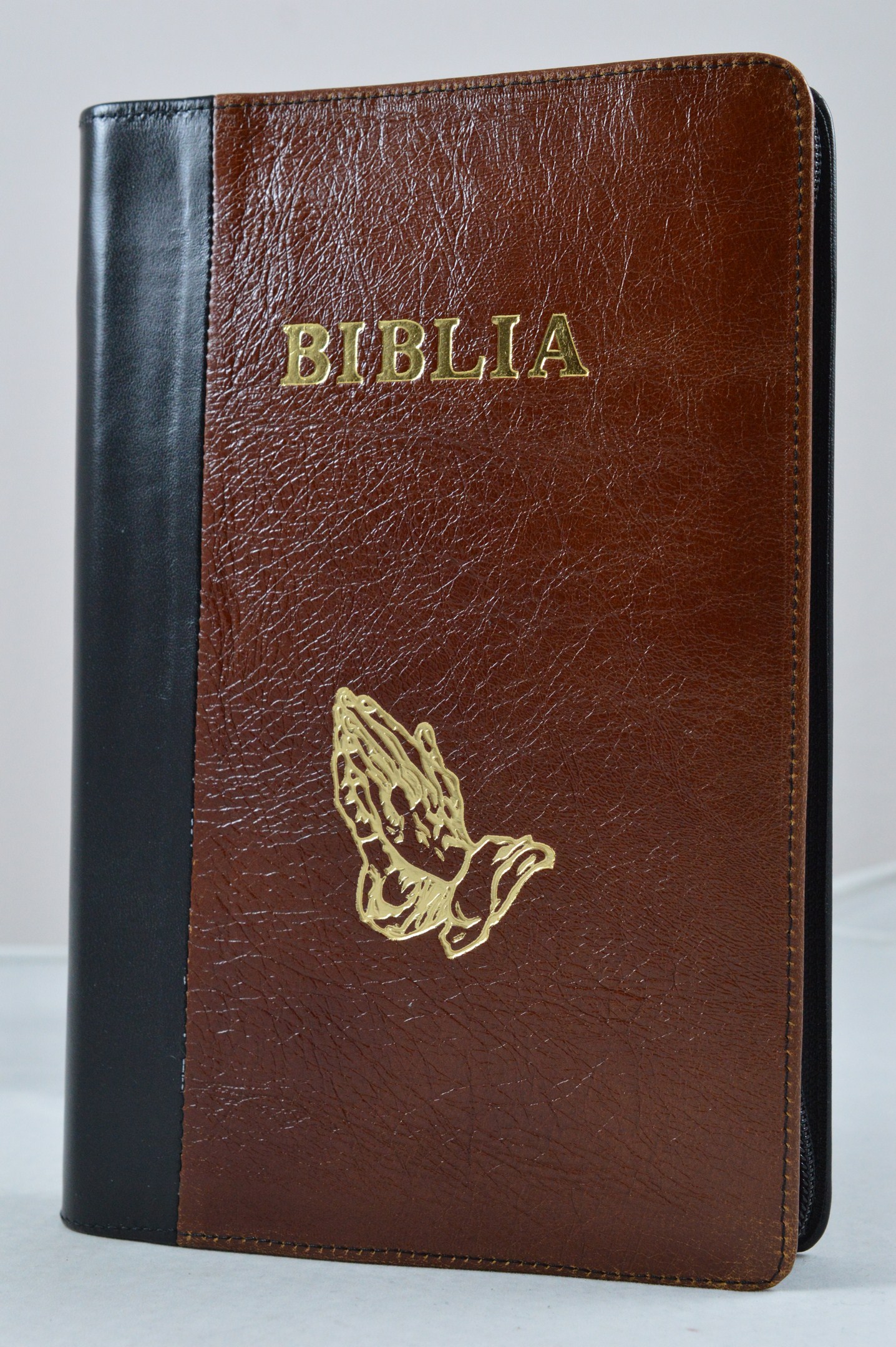 Biblia mare, coperta piele, culoare negru cu maro, fermoar, simbol maini [VS 073 PF]