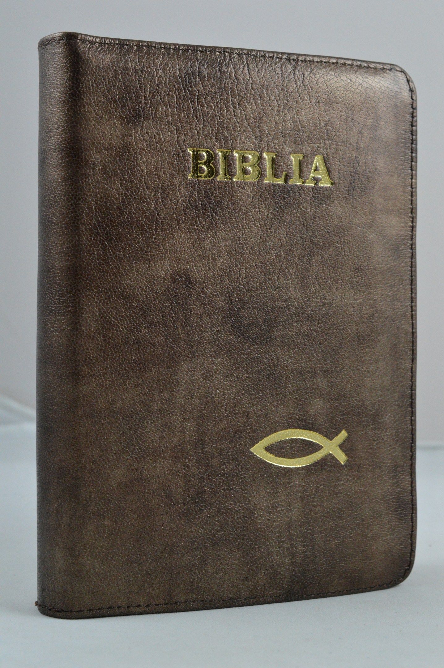 Biblie din piele, marime medie,nuanta de maro cu peste, fermoar, index, margini aurii, cuv. lui Isus cu rosu [SB 057 PFI]