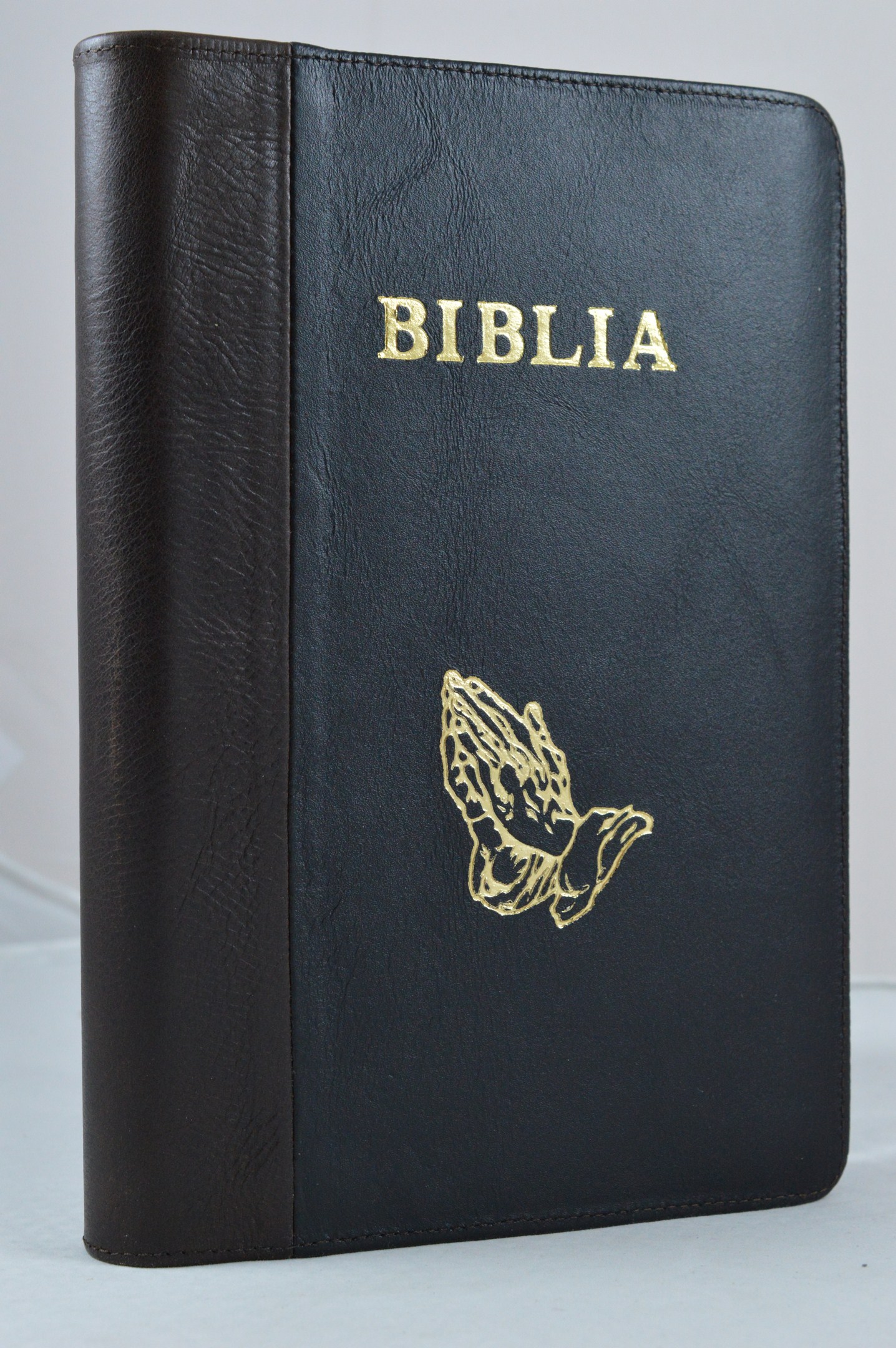 Biblia mare, coperta piele, culoare maro inchis cu negru, fermoar, simbol maini [VS 073 PF]