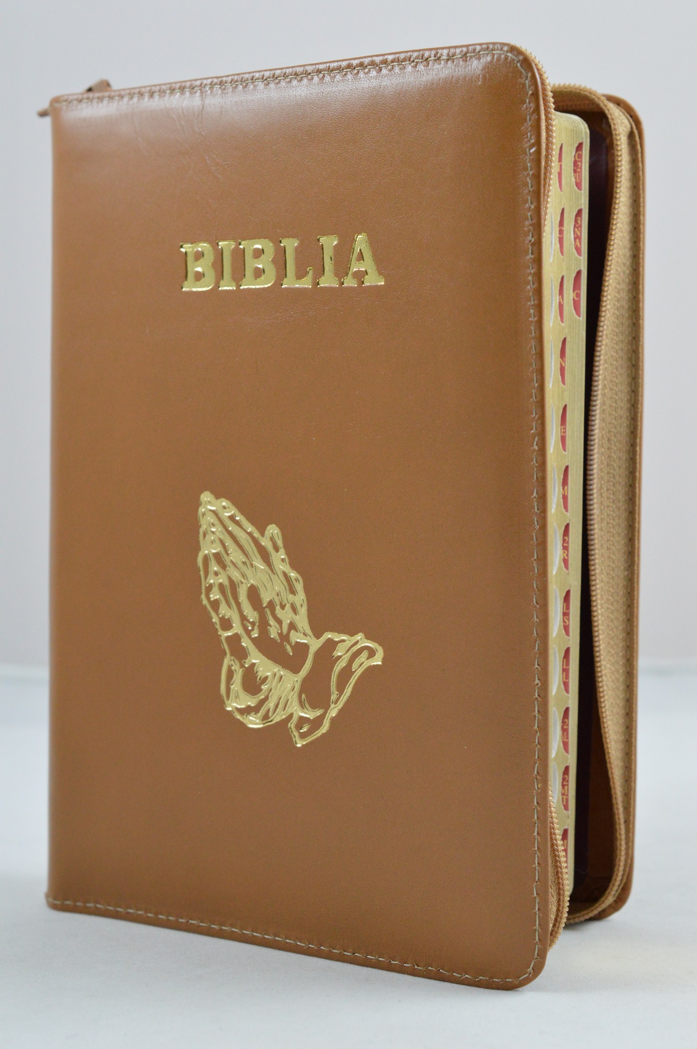 Biblie din piele, marime medie,maro deschis cu maini, fermoar, index, margini aurii, cuv. lui Isus cu rosu [SB 057 PFI]