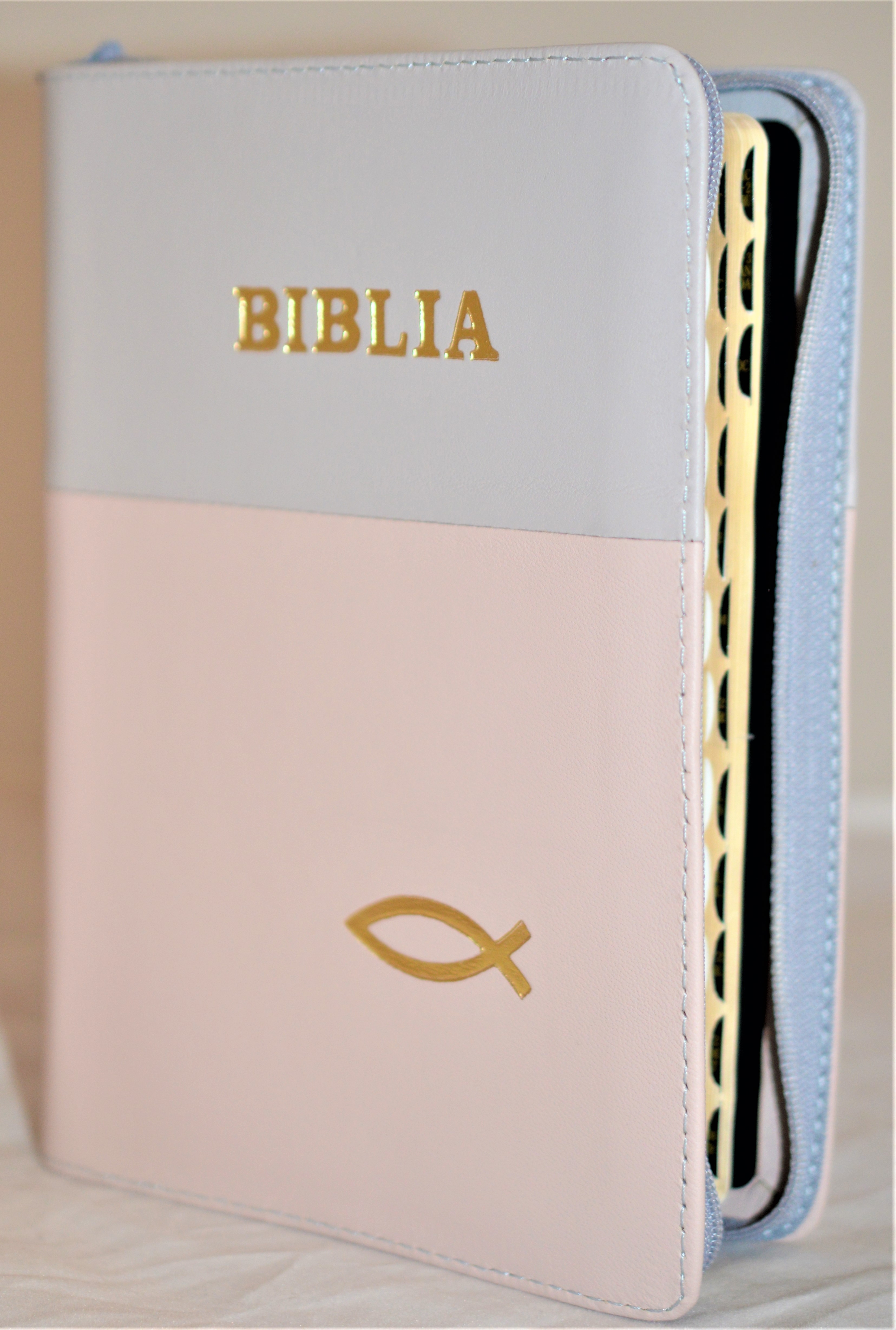 Biblie din piele, marime medie, culoare gri deschis cu nuanta roz pal, simbol peste, fermoar, index, margini aurii, cuv. lui Isus cu rosu [SB 057 PFI]