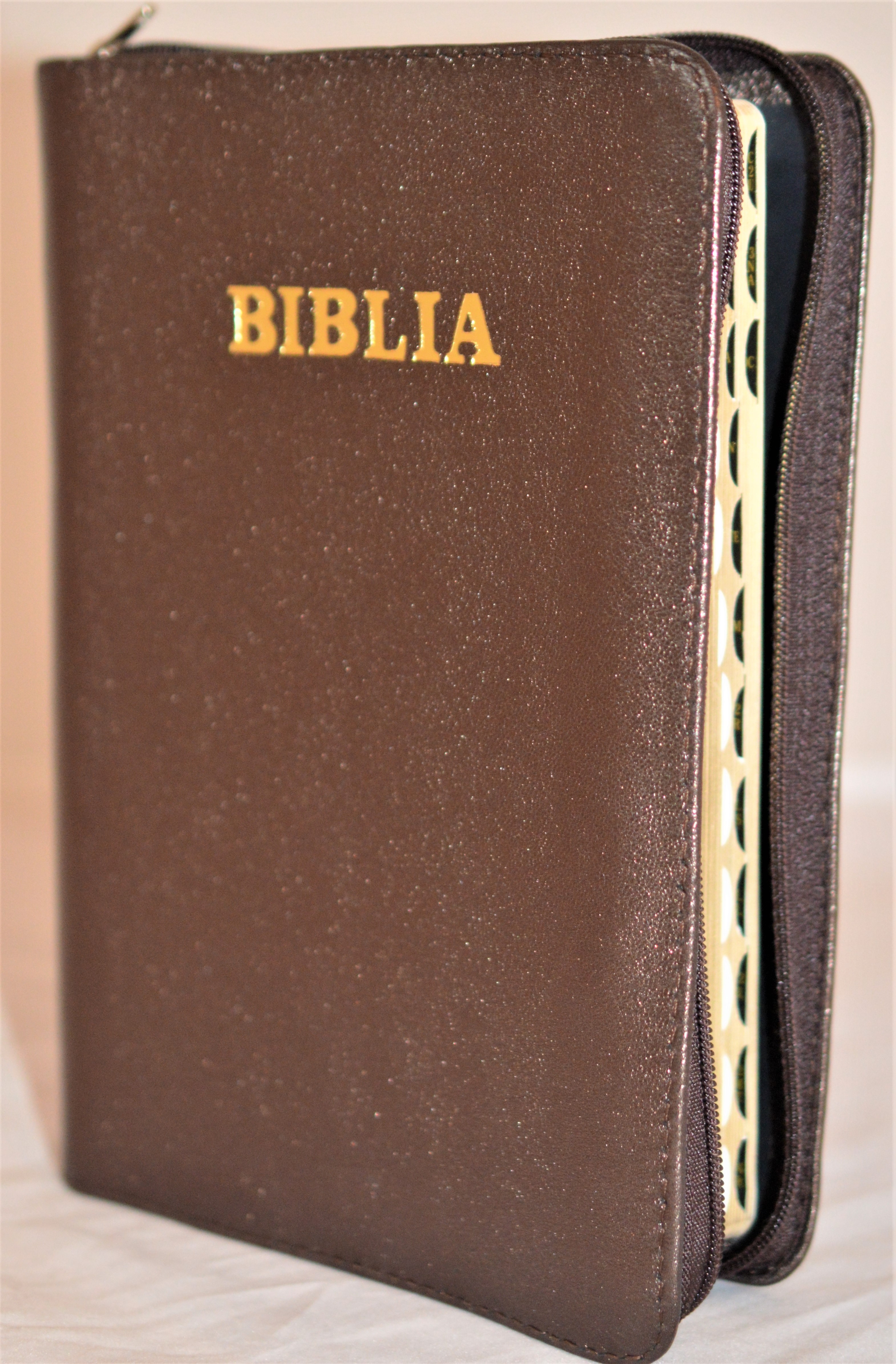 Biblie din piele, marime medie, culoare maro sidefat, simpla, fermoar, index, margini aurii, cuv. lui Isus cu rosu [SB 057 PFI]