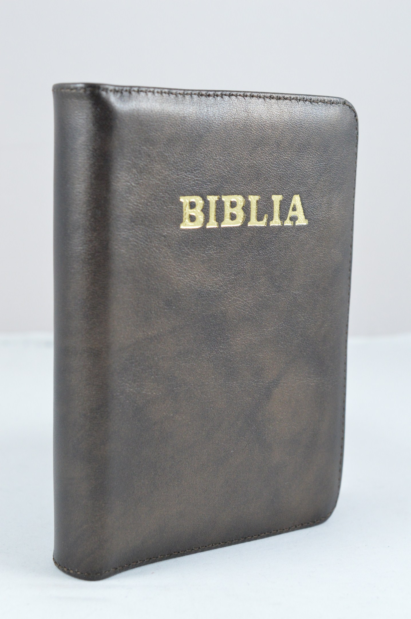 Biblie din piele, dimensiune mica, maroniu inchis, fermoar, simbol maini in rugaciune, cuv. lui Isus in rosu [043 A]