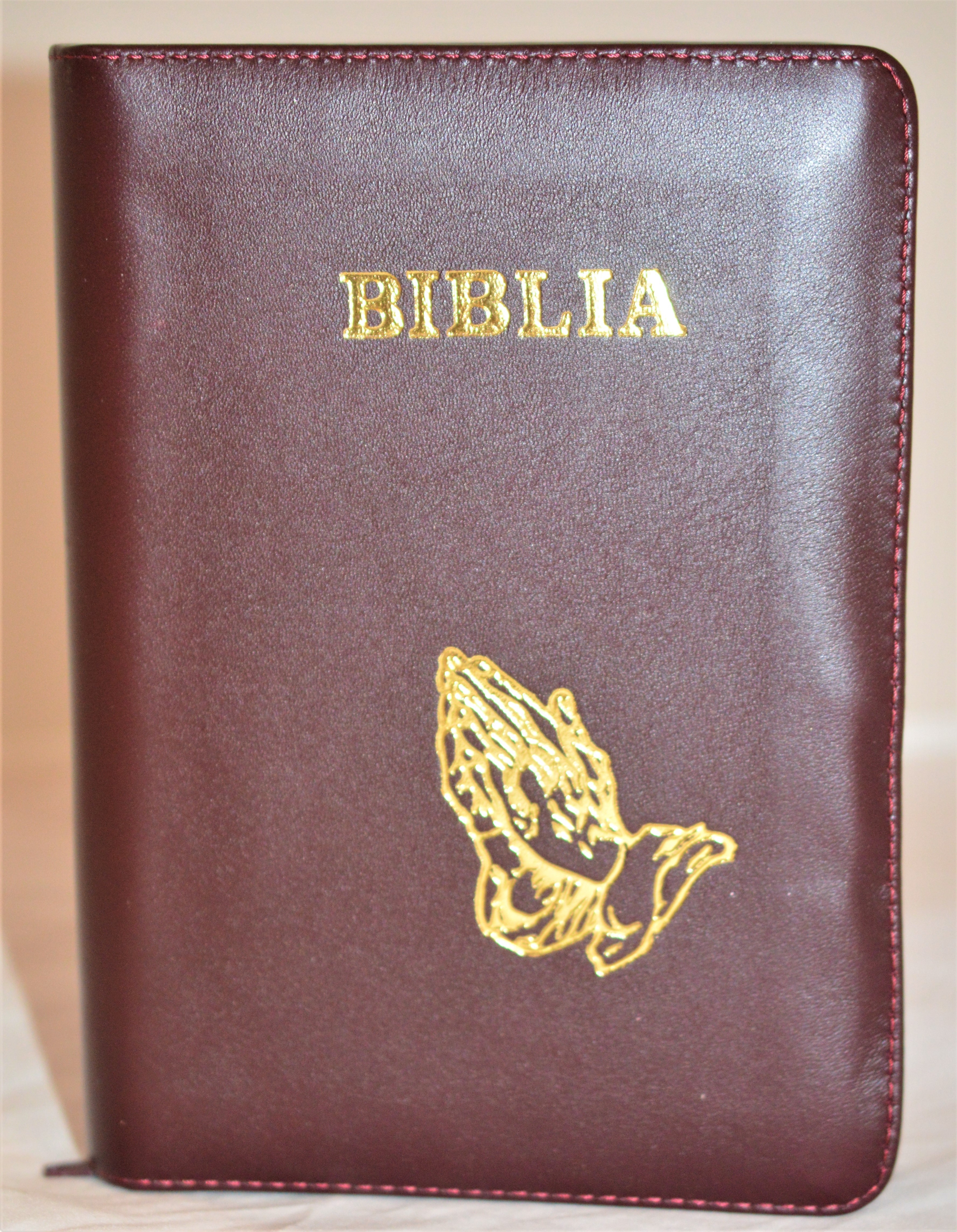 Biblie din piele, marime medie, culoare visiniu inchis, simbol maini in rugaciune, fermoar, index, margini aurii, [SB 057 PFI]