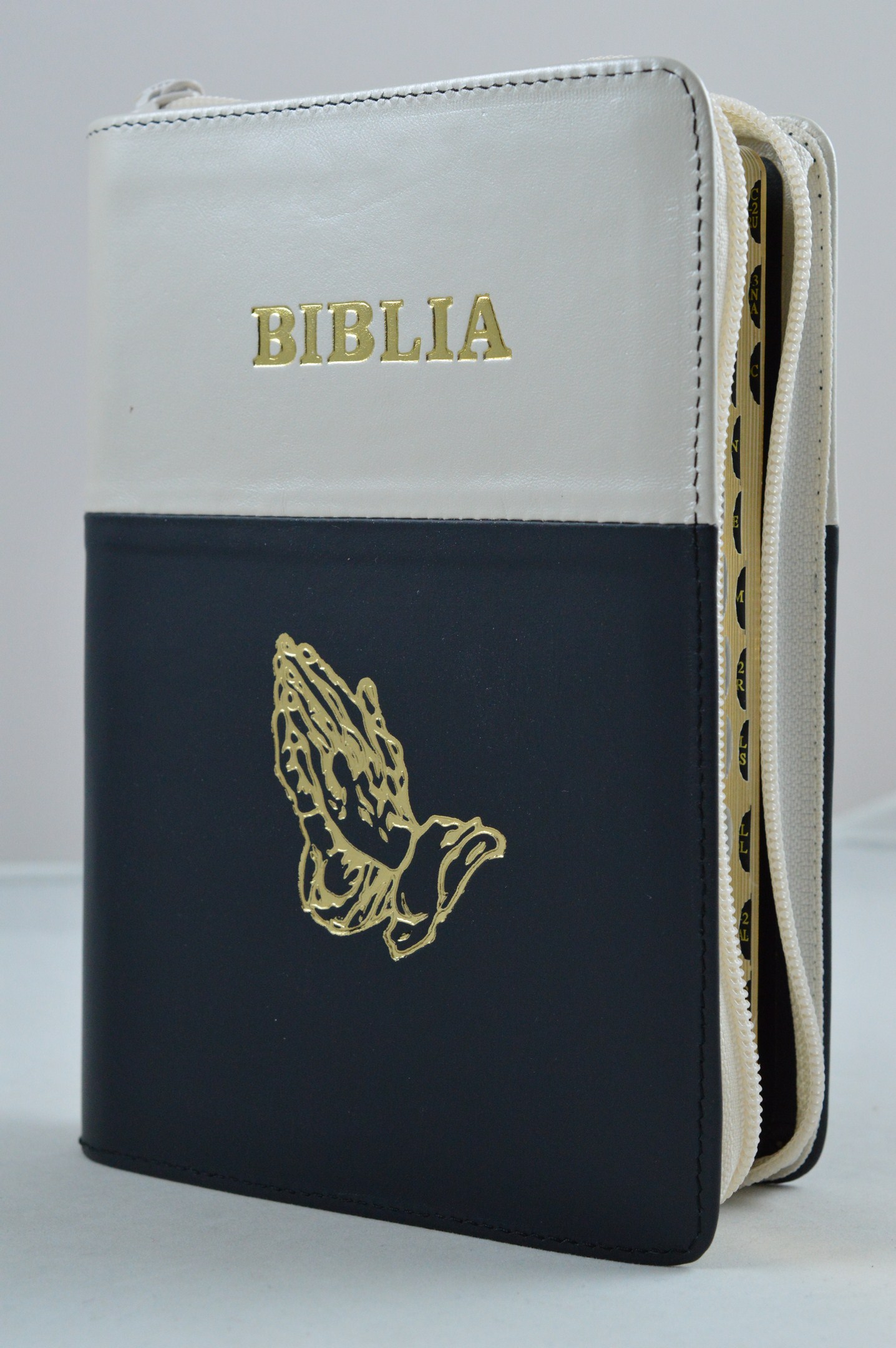 Biblie din piele, marime medie, alb-negru cu maini, fermoar, index, margini aurii, cuv. lui Isus cu rosu [SB 057 PFI]