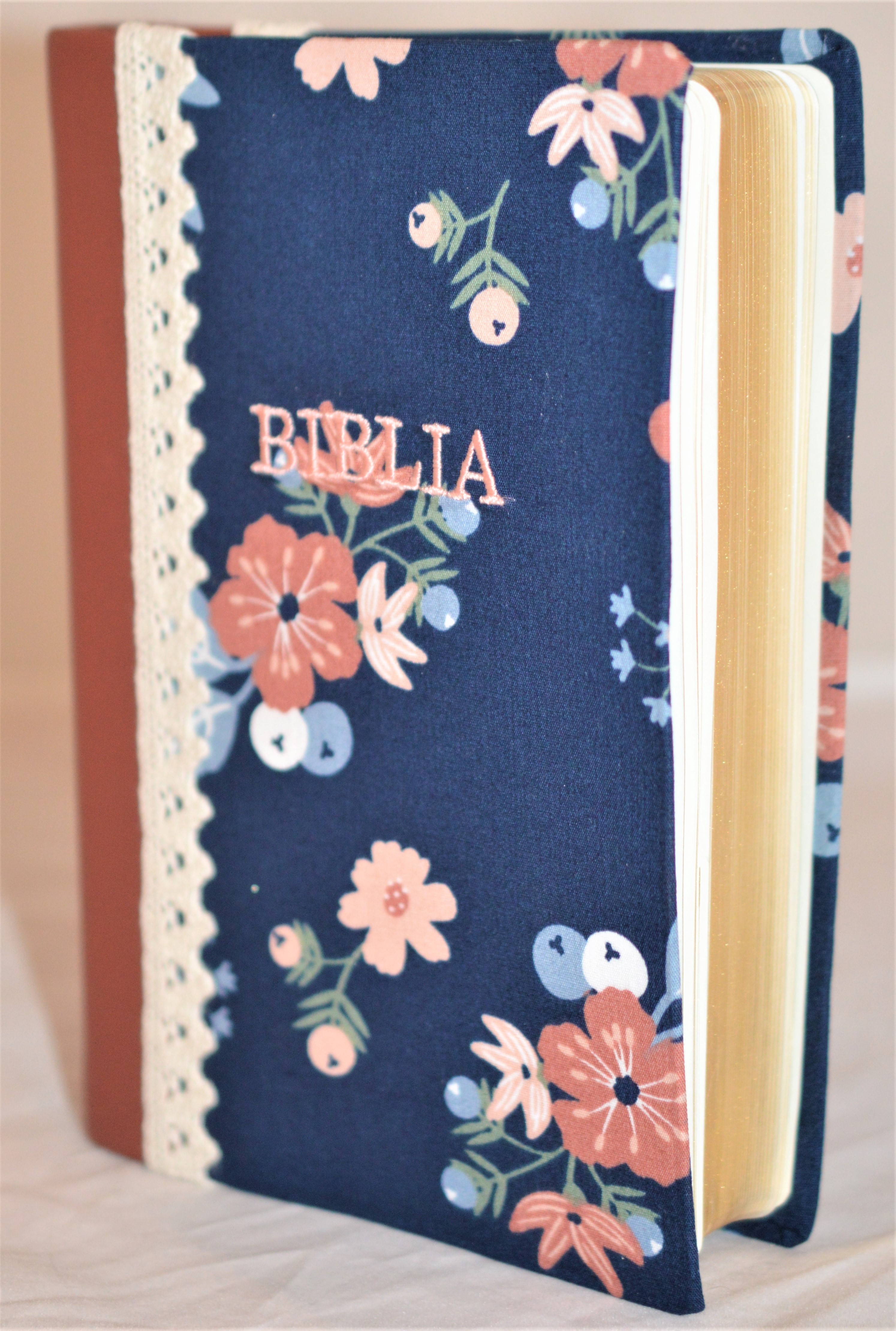 Biblia handmade, marime medie, coperta flexibila textila, Model 21, margini aurii, cuv. lui Isus cu rosu [SB 052 HM]