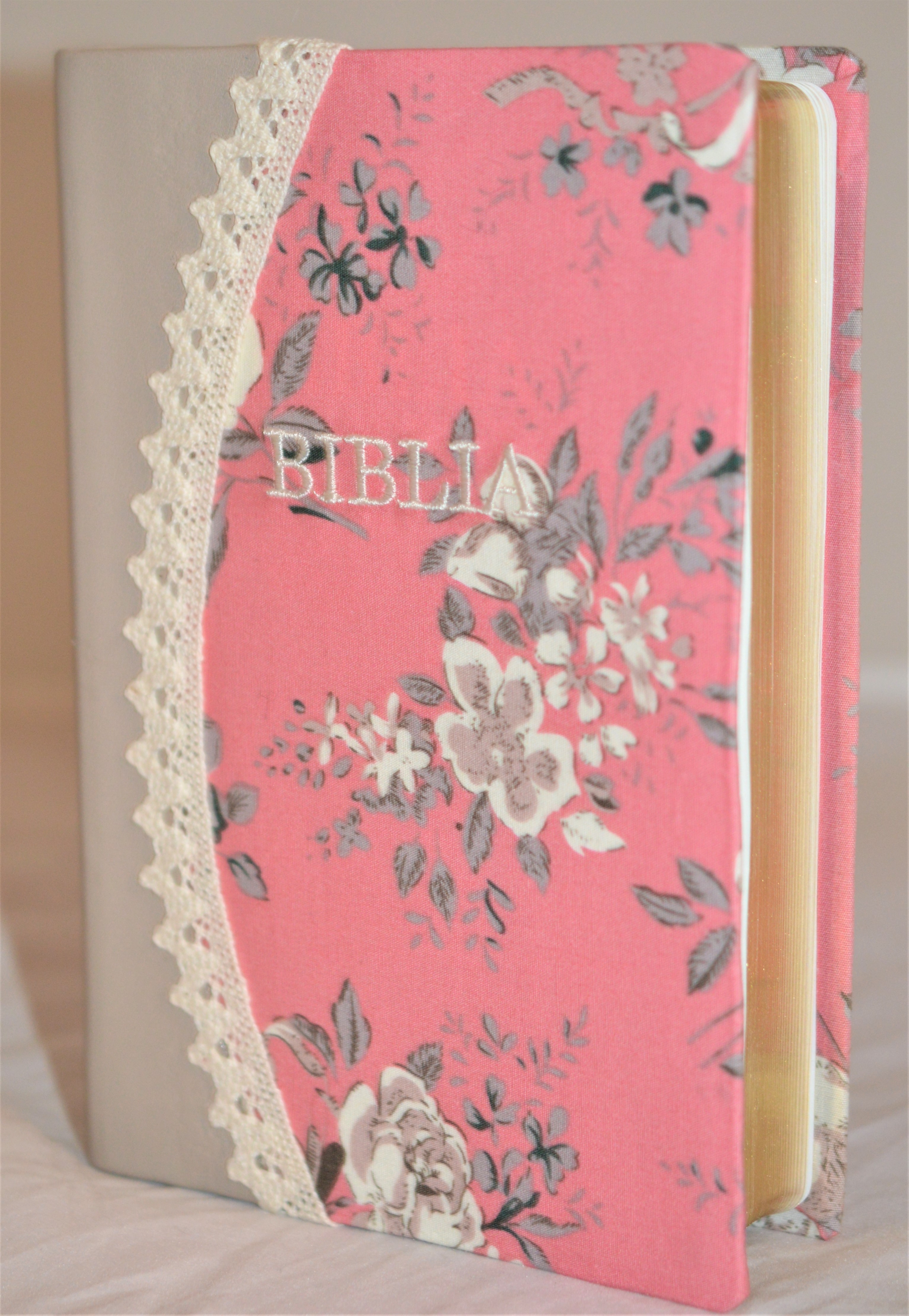 Biblia handmade, marime medie, coperta flexibila textila, Model 22, margini aurii, cuv. lui Isus cu rosu [SB 052 HM]