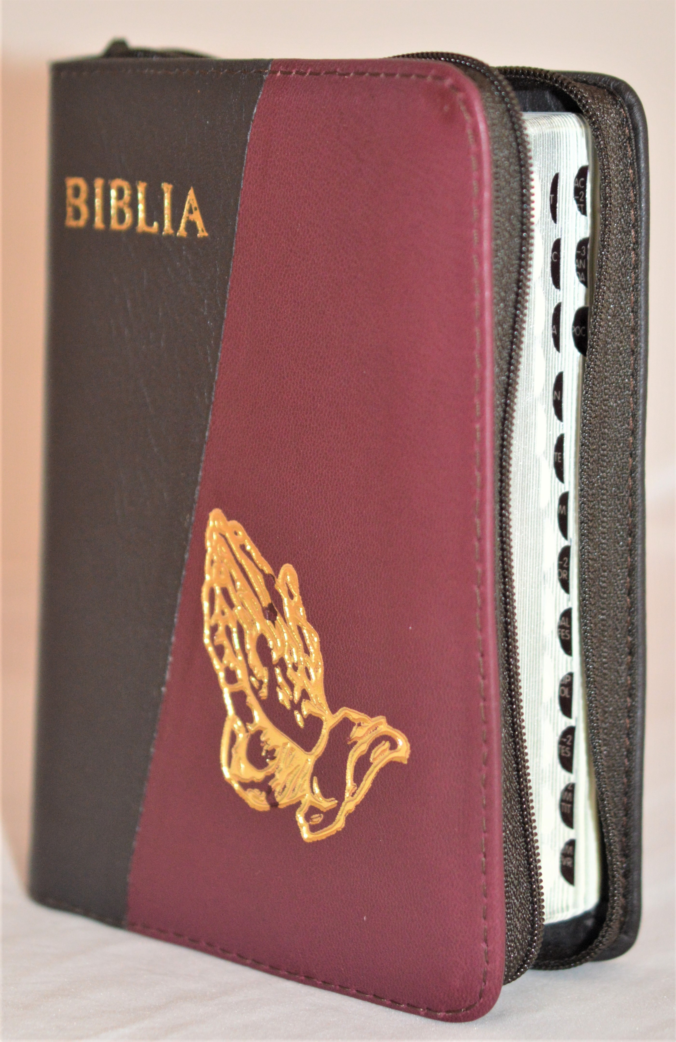 Biblia format mic, din piele, culoare  maro / visiniu , index, fermoar, margini argintii, simbolul maini in ruga, cuv. lui Isus in rosu [047 PFI]