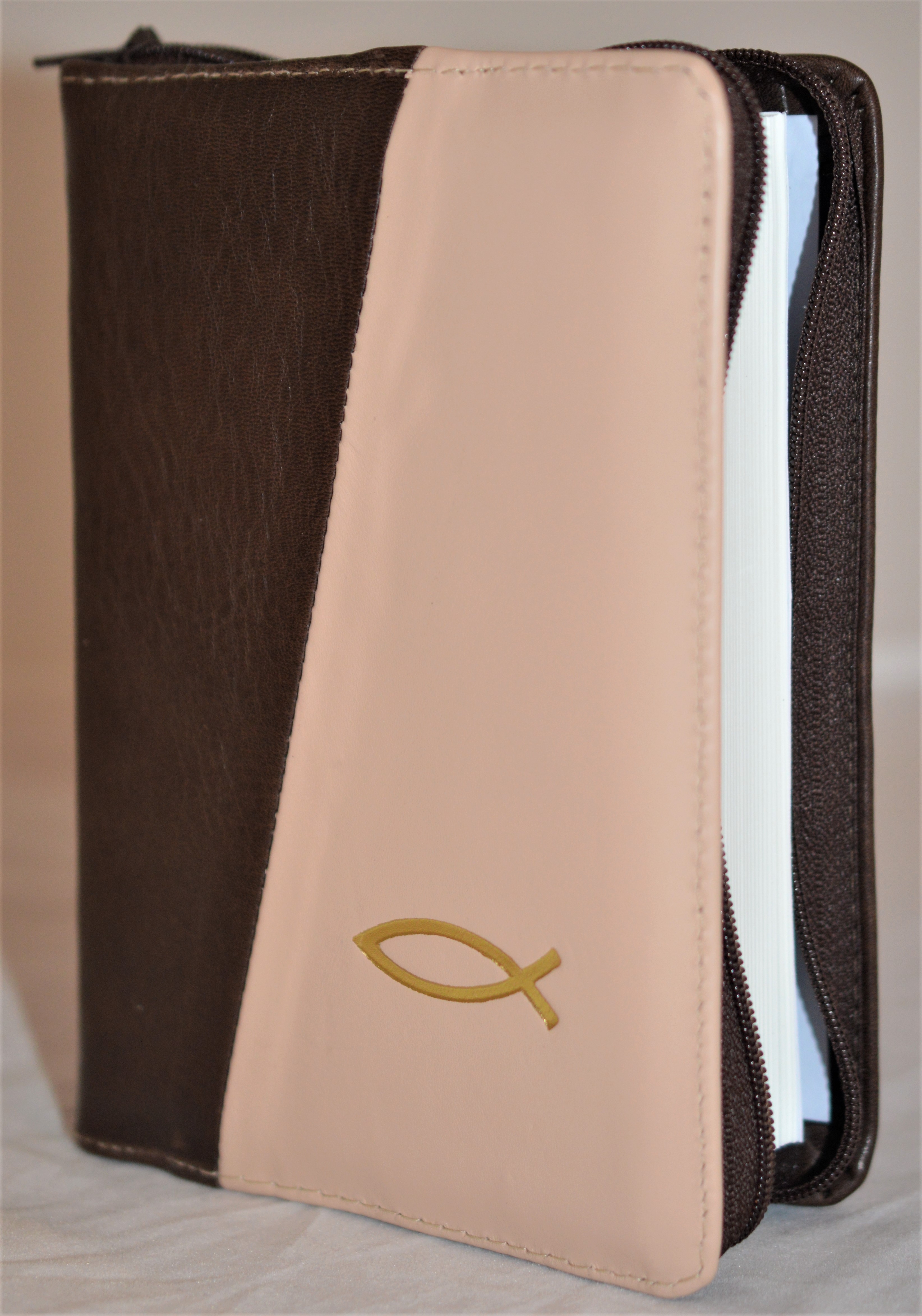 Biblie din piele, mica, culoare maro inchis / bej, fermoar, margini albe, simbolul peste, cuv. lui Isus in rosu [043 PF]