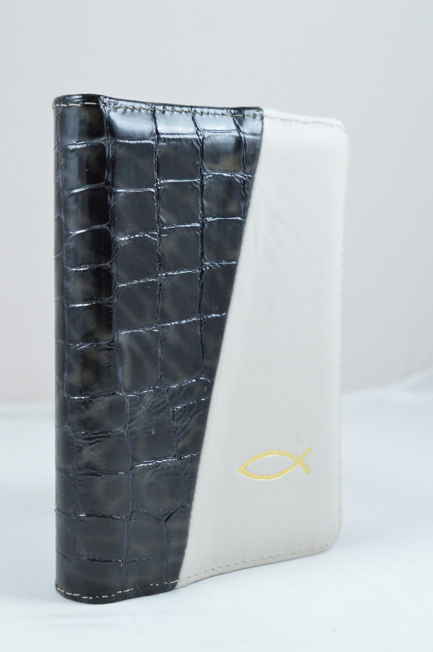 Biblie din piele, dimensiune mica, alb crem cu negru lucios cu patratele, simbol peste,fermoar, cuv. lui Isus in rosu [043 A]