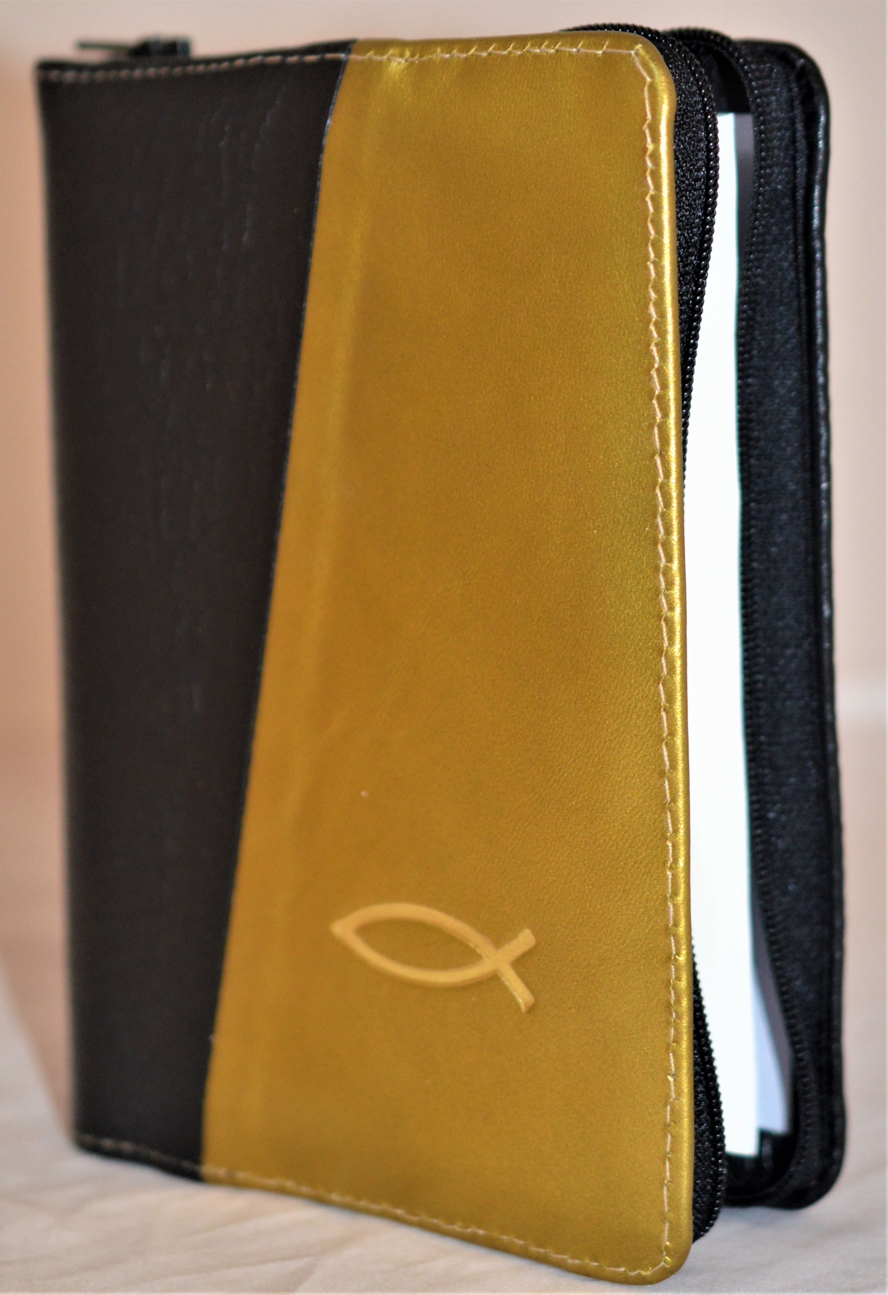 Biblie din piele, mica, culoare negru / nuanta galben, fermoar, margini albe, simbolul peste, cuv. lui Isus in rosu [043 PF]