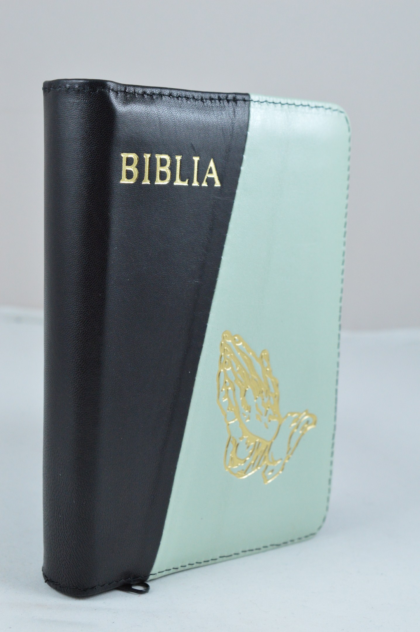Biblie din piele, dimensiune mica, negru si nuanta verzuie, fermoar, simbol maini in rugaciune cuv. lui Isus in rosu [043 A]