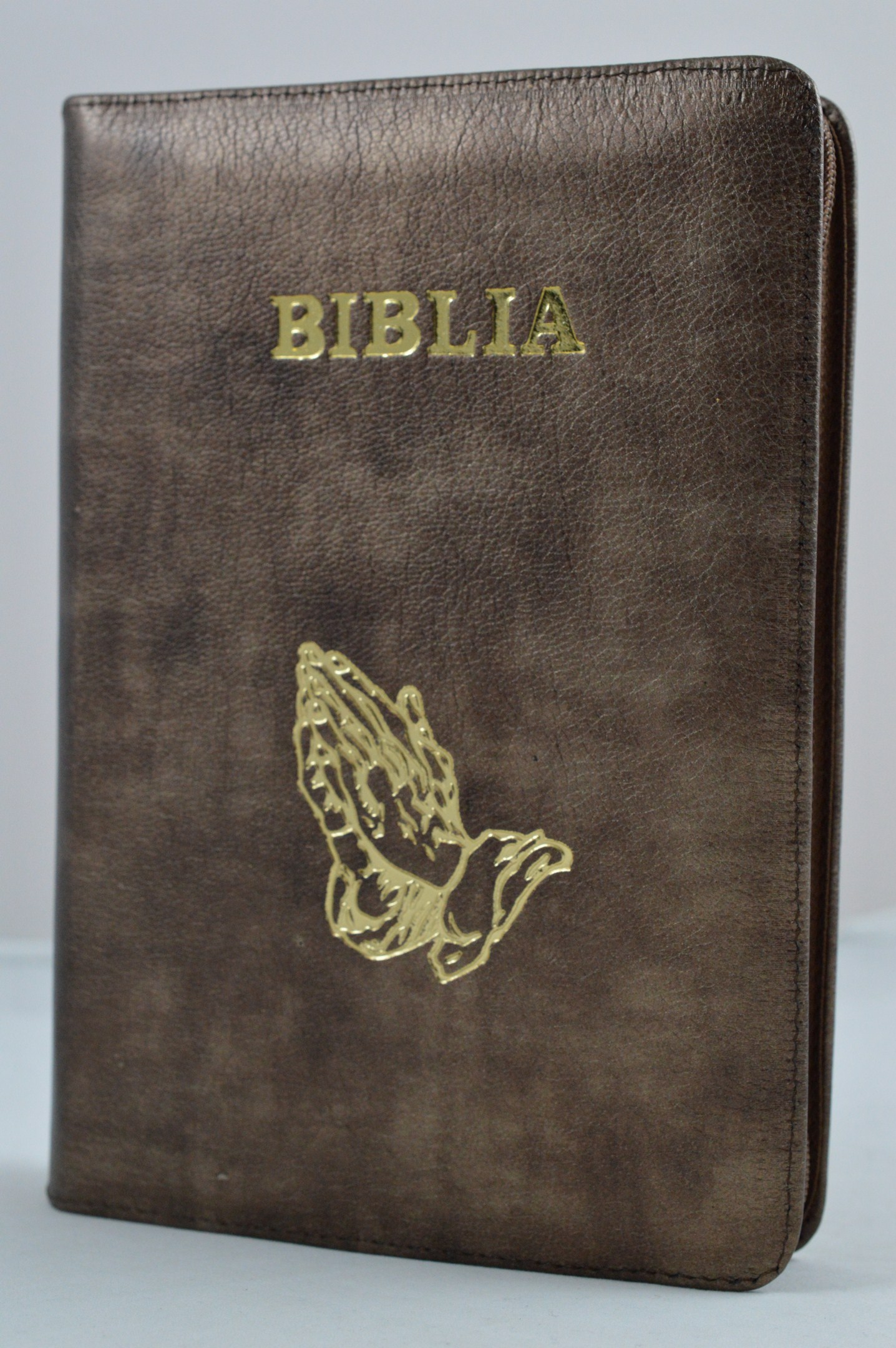 Biblie din piele, marime medie,nuanta de maro cu maini, fermoar, index, margini aurii, cuv. lui Isus cu rosu [SB 057 PFI]