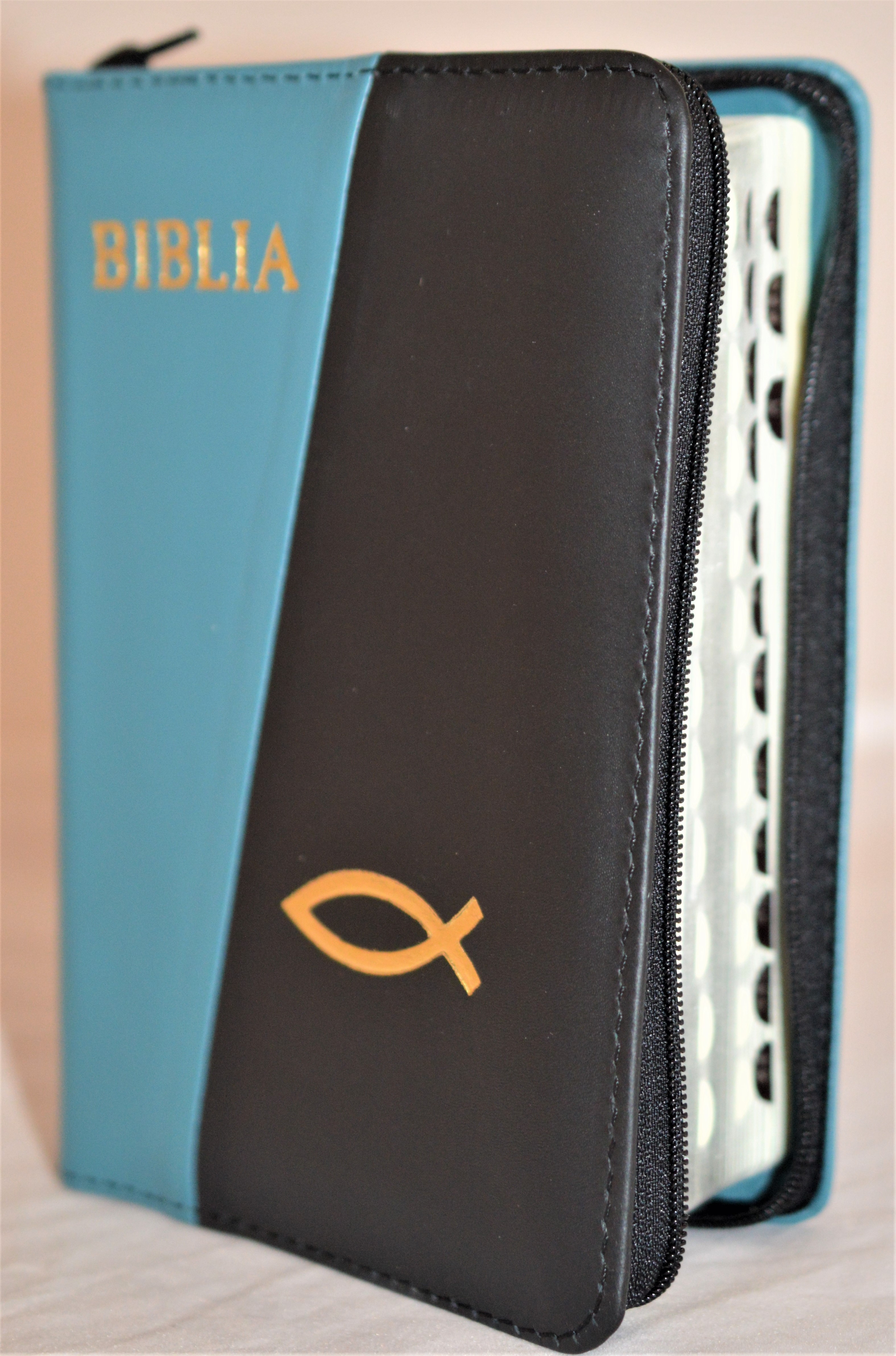 Biblia format mic, din piele, culoare turcoaz / negru, index, fermoar, margini argintii,simbolul peste, cuv. lui Isus in rosu [047 PFI]