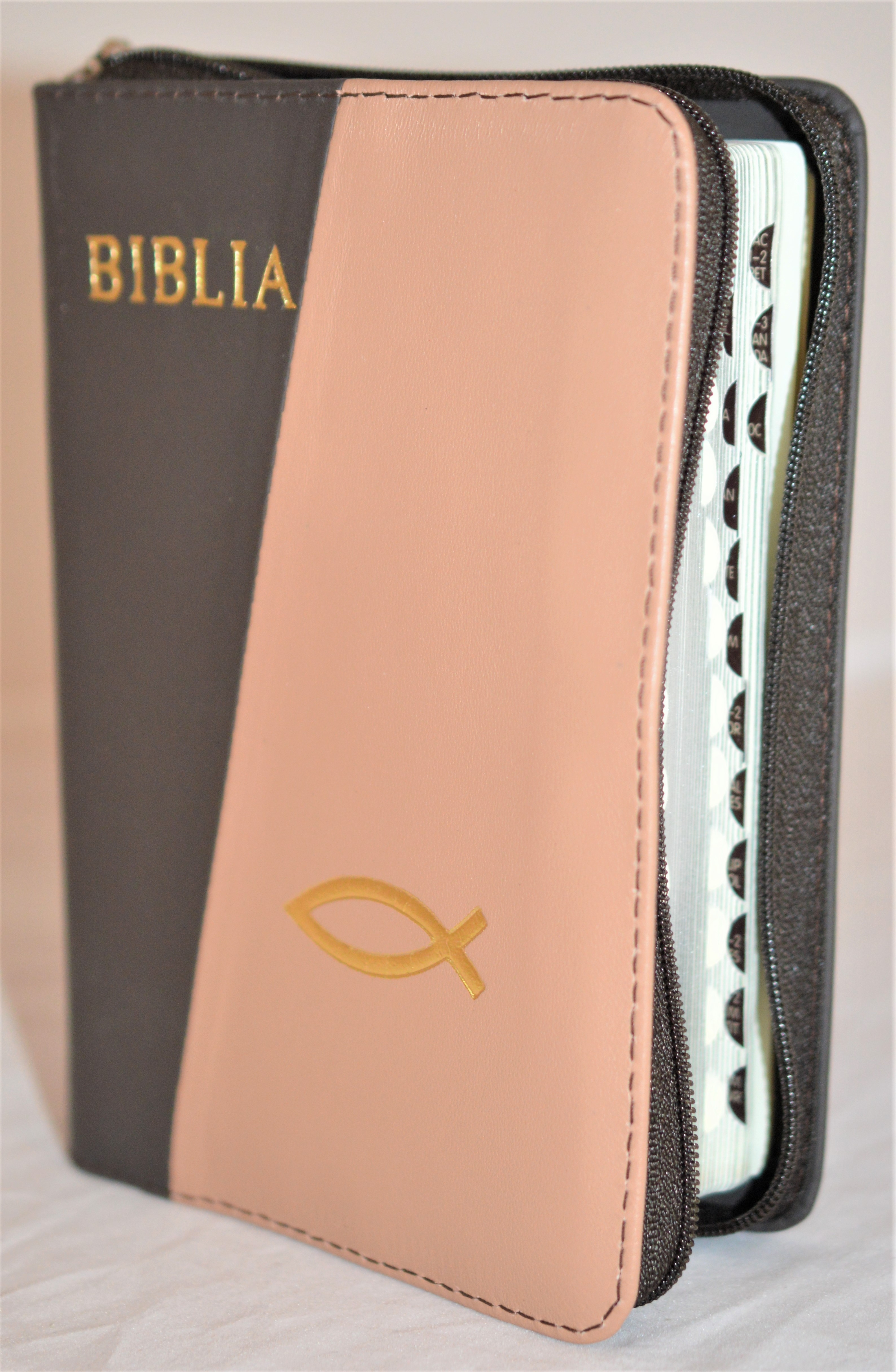 Biblia format mic, din piele, culoare maro inchis / maro deschis, index, fermoar, margini argintii,simbolul peste, cuv. lui Isus in rosu [047 PFI]