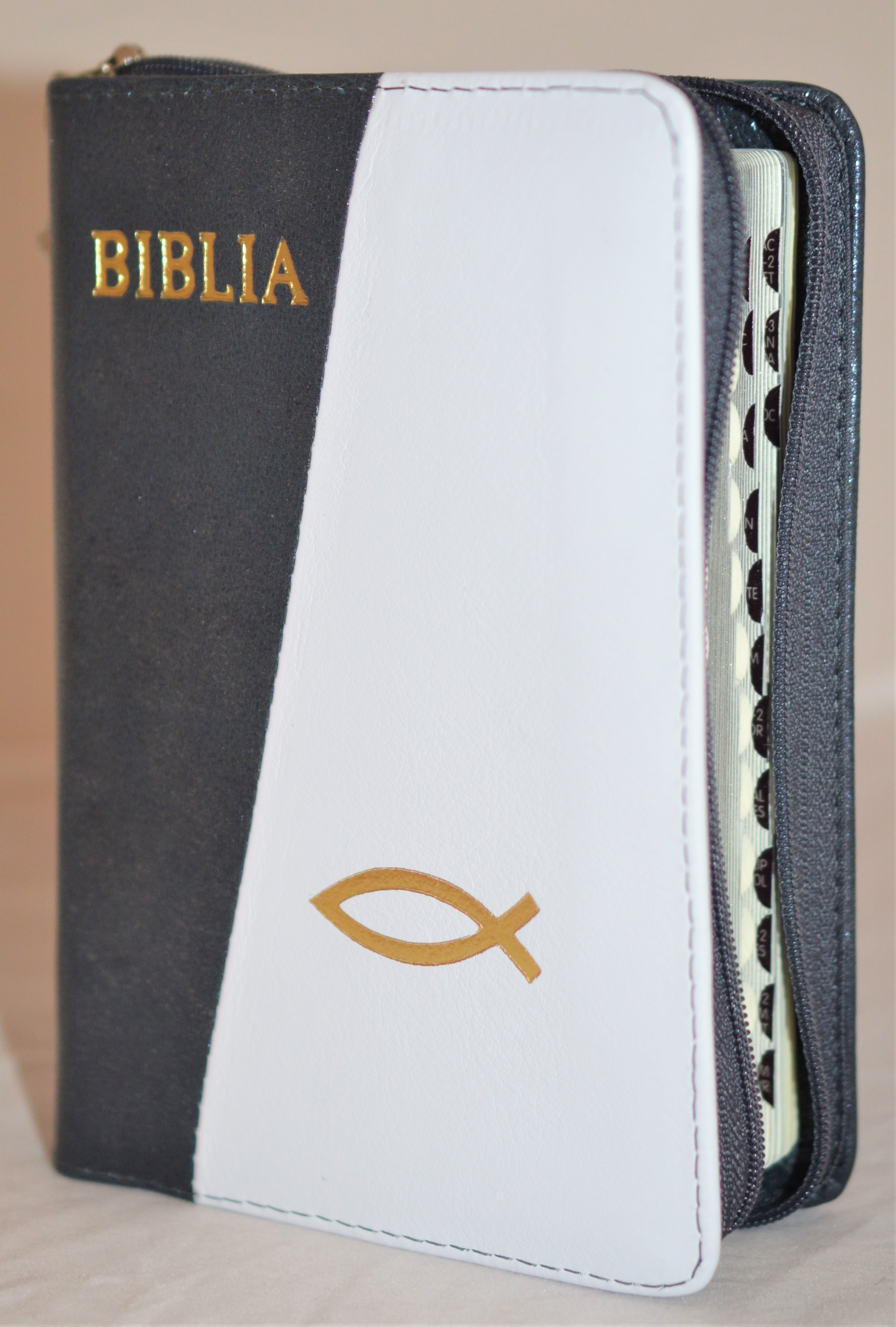 Biblia format mic, din piele, culoare gri inchis / alb, index, fermoar, margini argintii, simbolul peste, cuv. lui Isus in rosu [047 PFI]