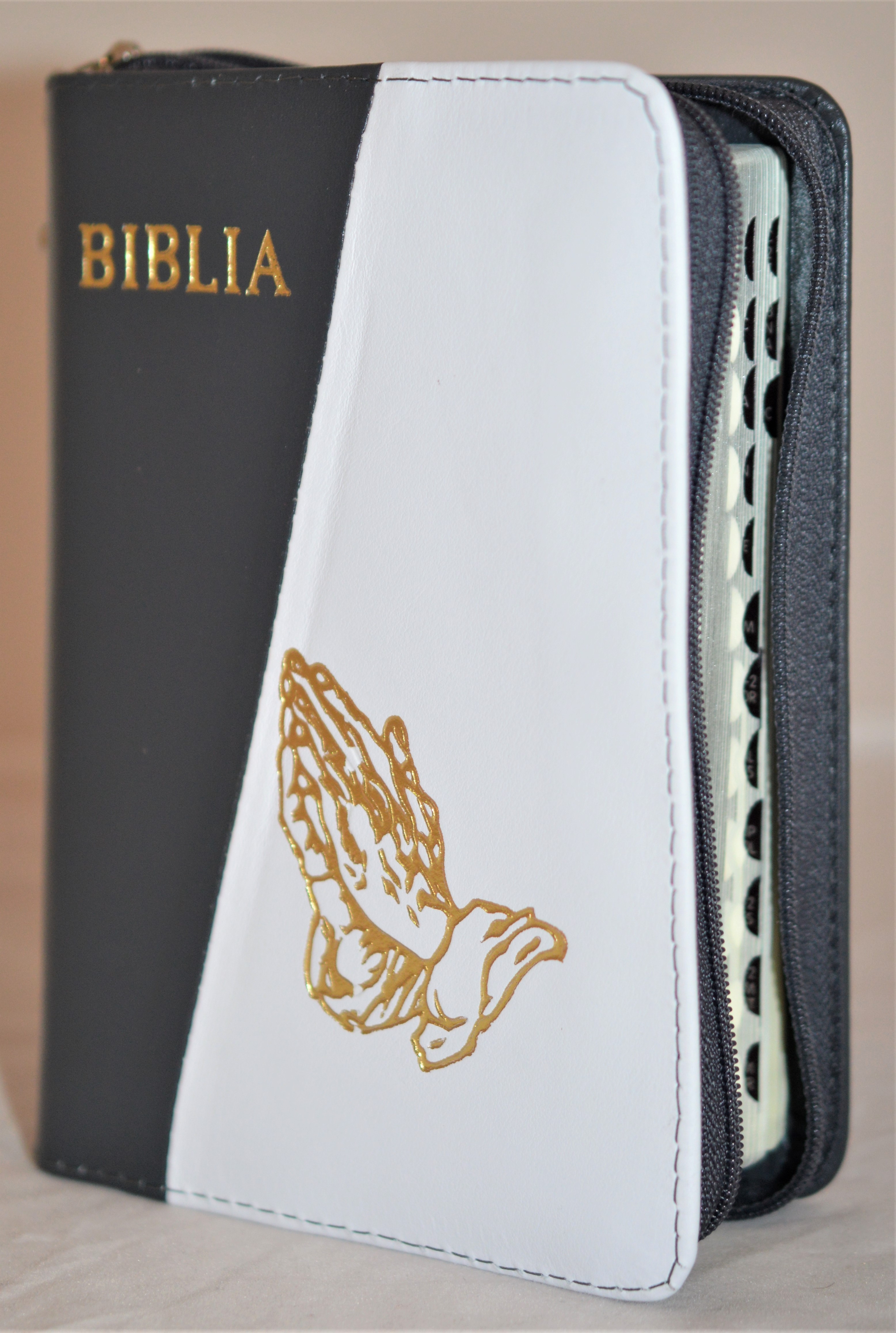 Biblia format mic, din piele, culoare gri inchis / alb , index, fermoar, margini argintii, simbolul maini in ruga, cuv. lui Isus in rosu [047 PFI]
